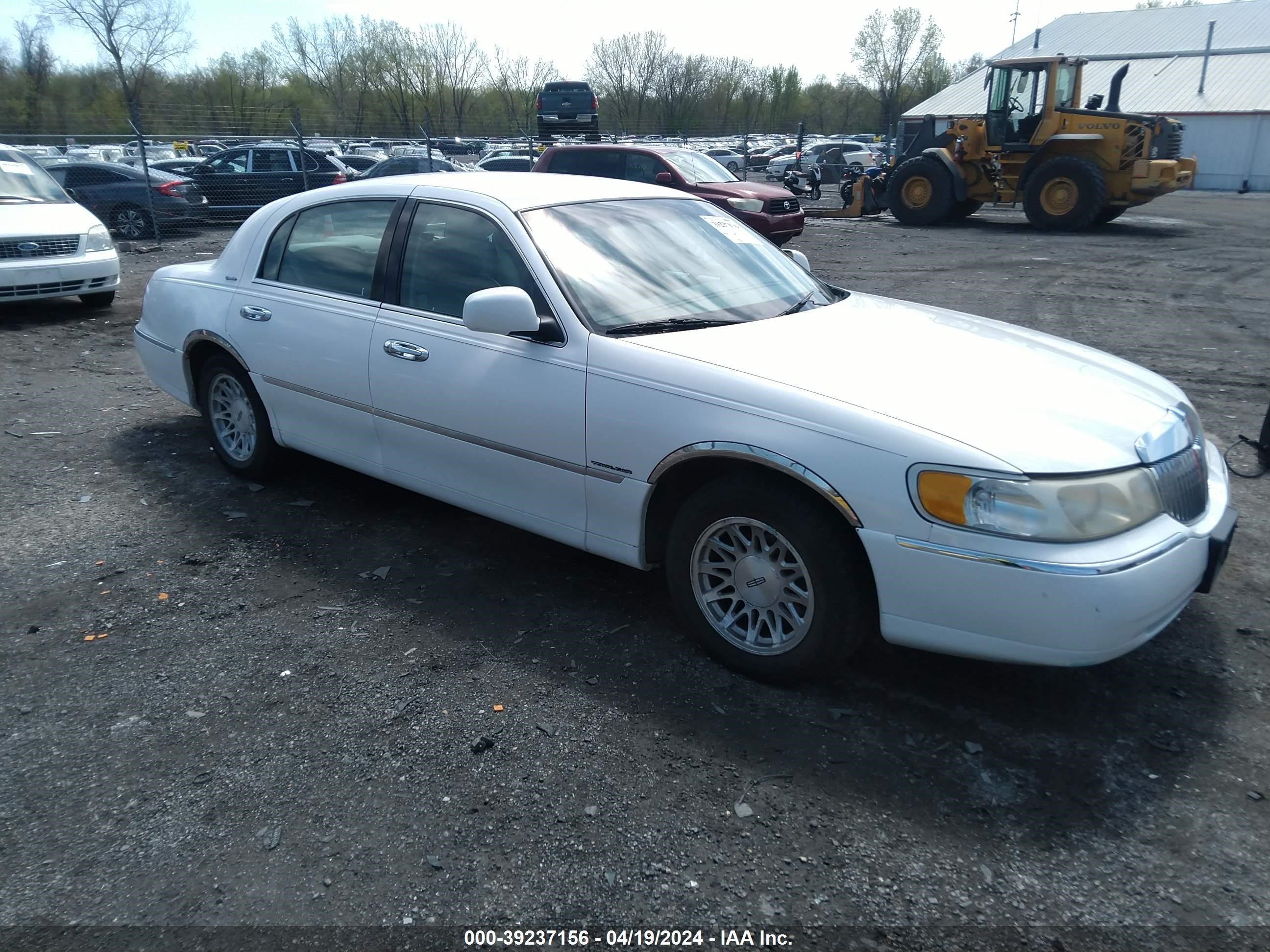 Photo 0 VIN: 1LNHM82W3XY625572 - LINCOLN TOWN CAR 