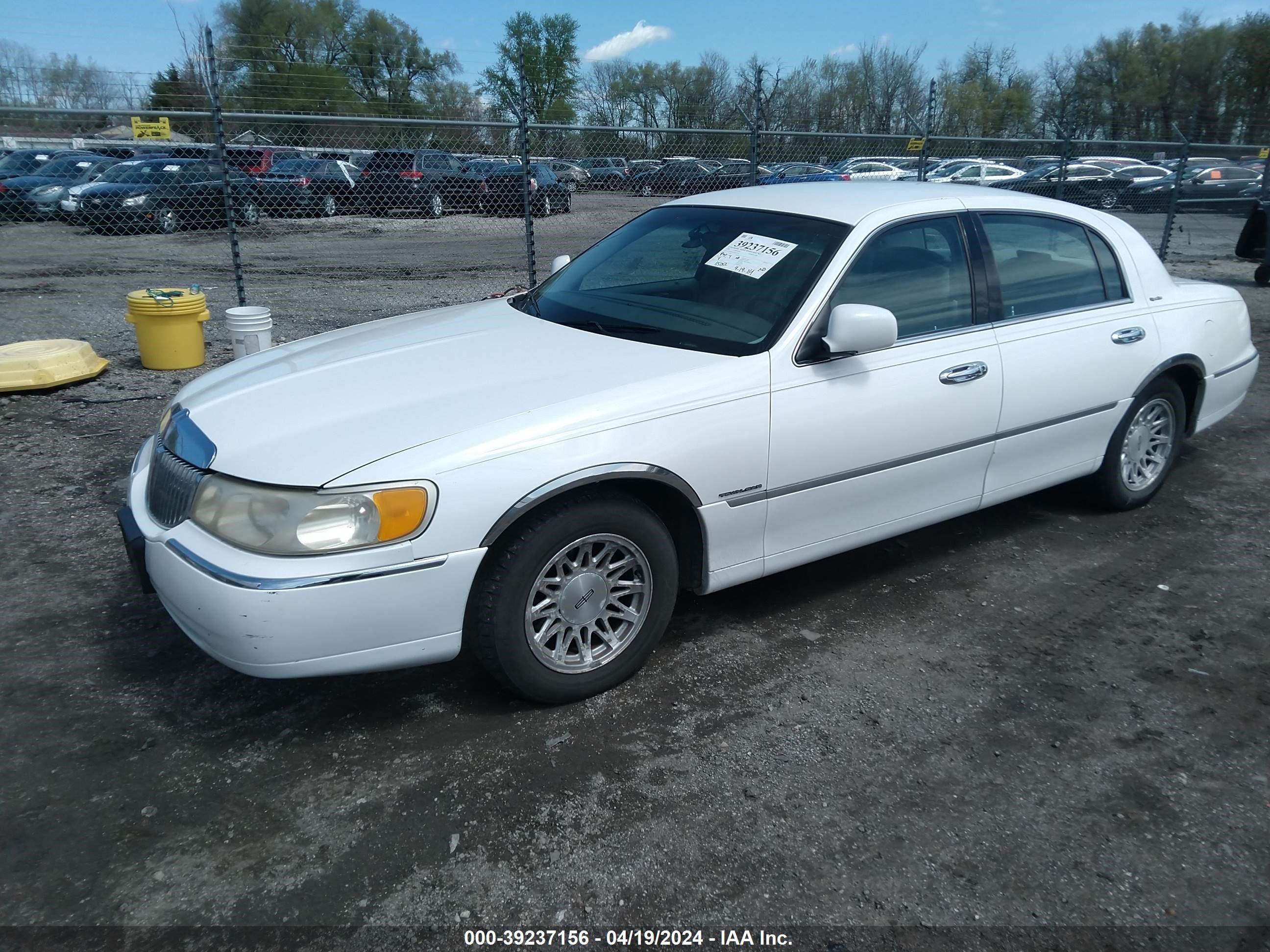 Photo 1 VIN: 1LNHM82W3XY625572 - LINCOLN TOWN CAR 