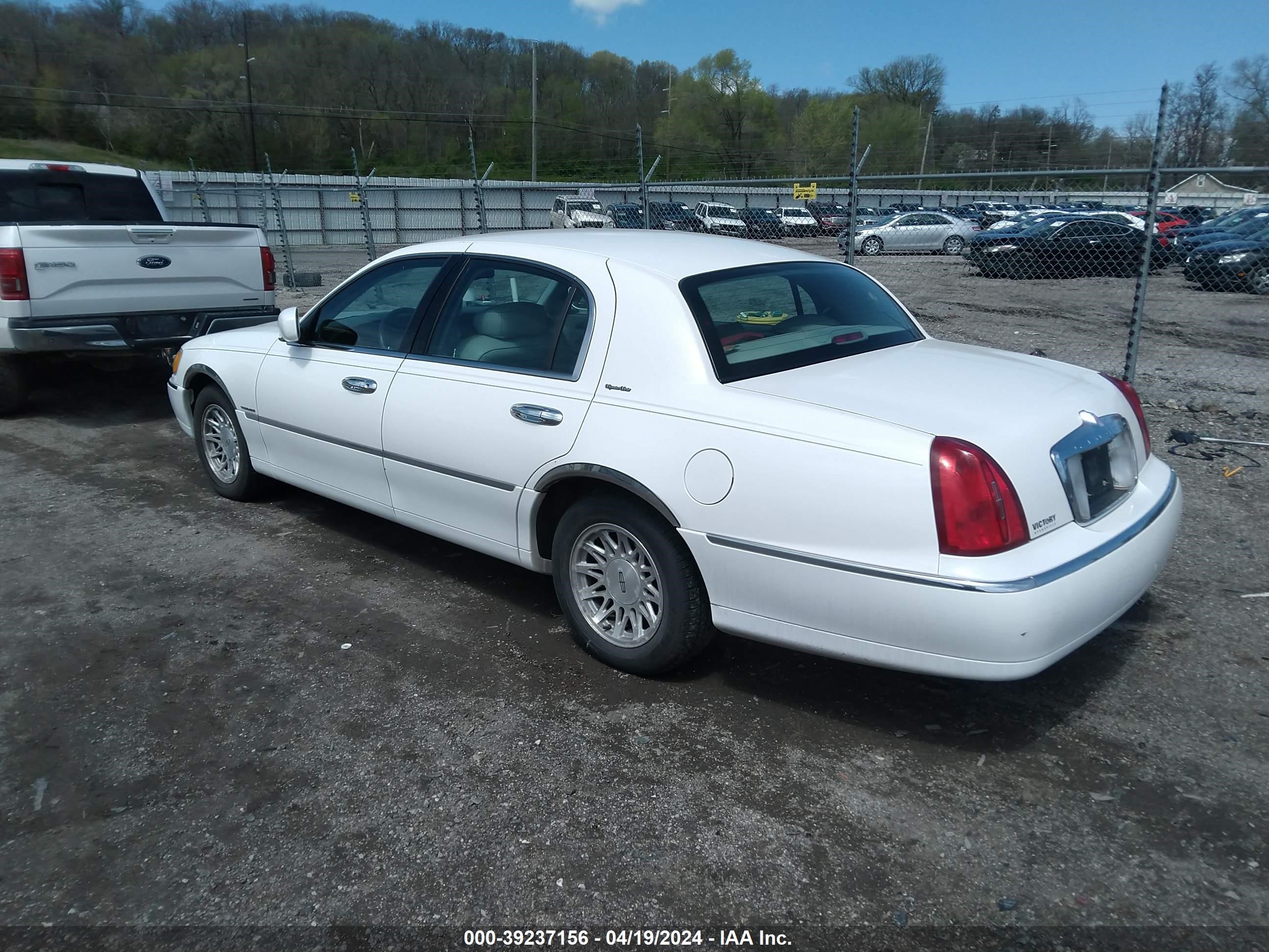 Photo 2 VIN: 1LNHM82W3XY625572 - LINCOLN TOWN CAR 