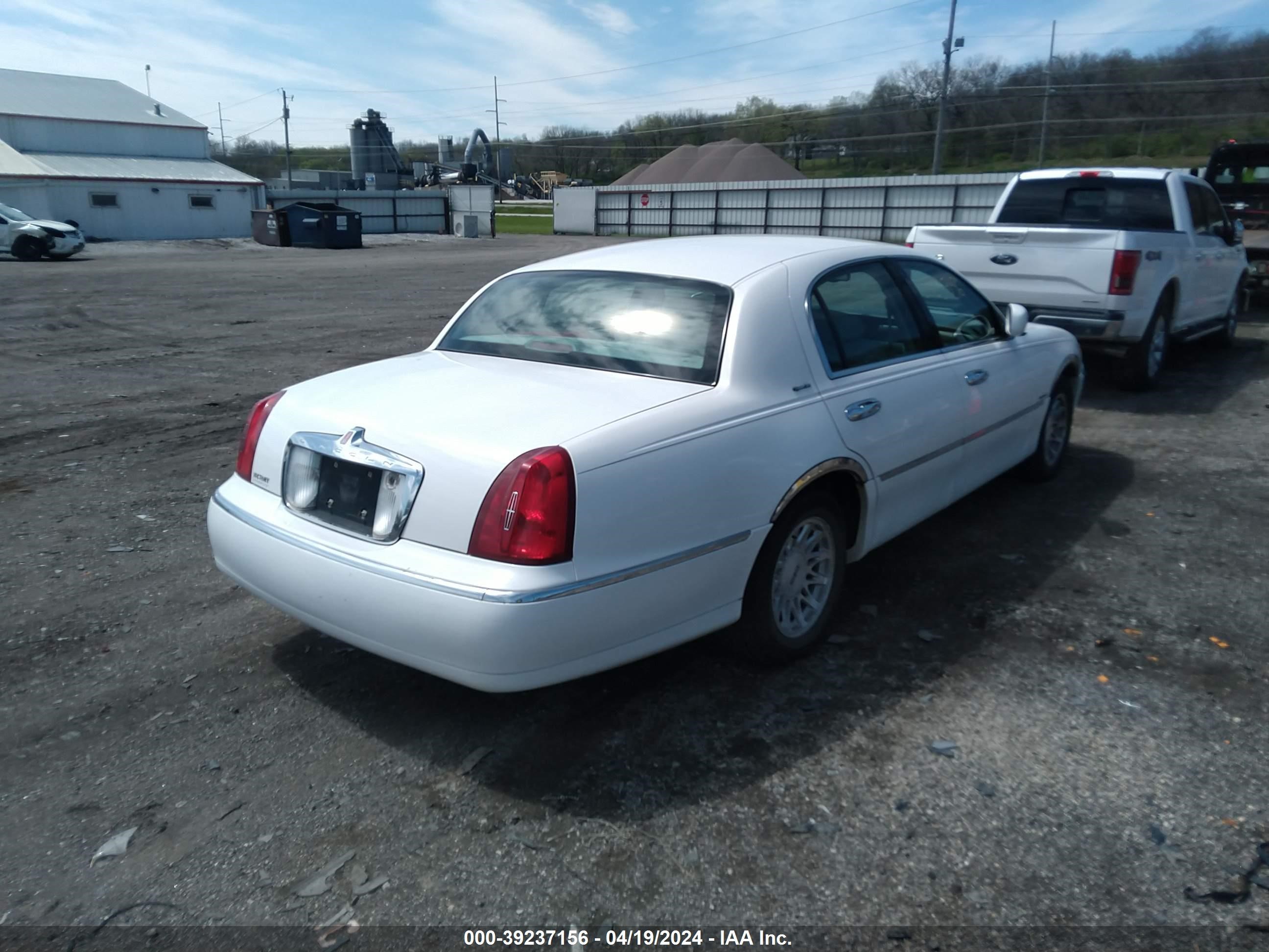 Photo 3 VIN: 1LNHM82W3XY625572 - LINCOLN TOWN CAR 