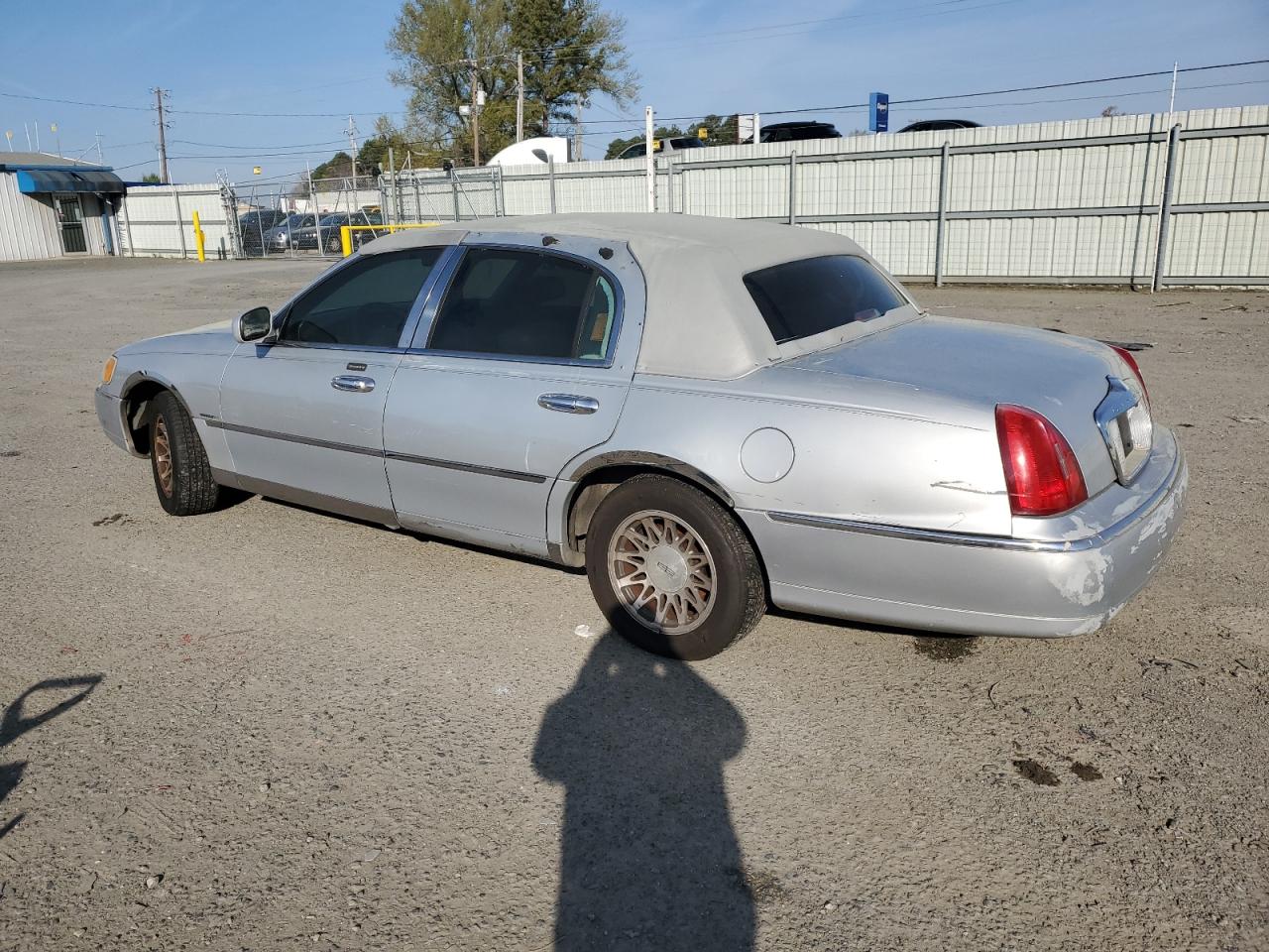 Photo 1 VIN: 1LNHM82W3YY864380 - LINCOLN TOWN CAR 