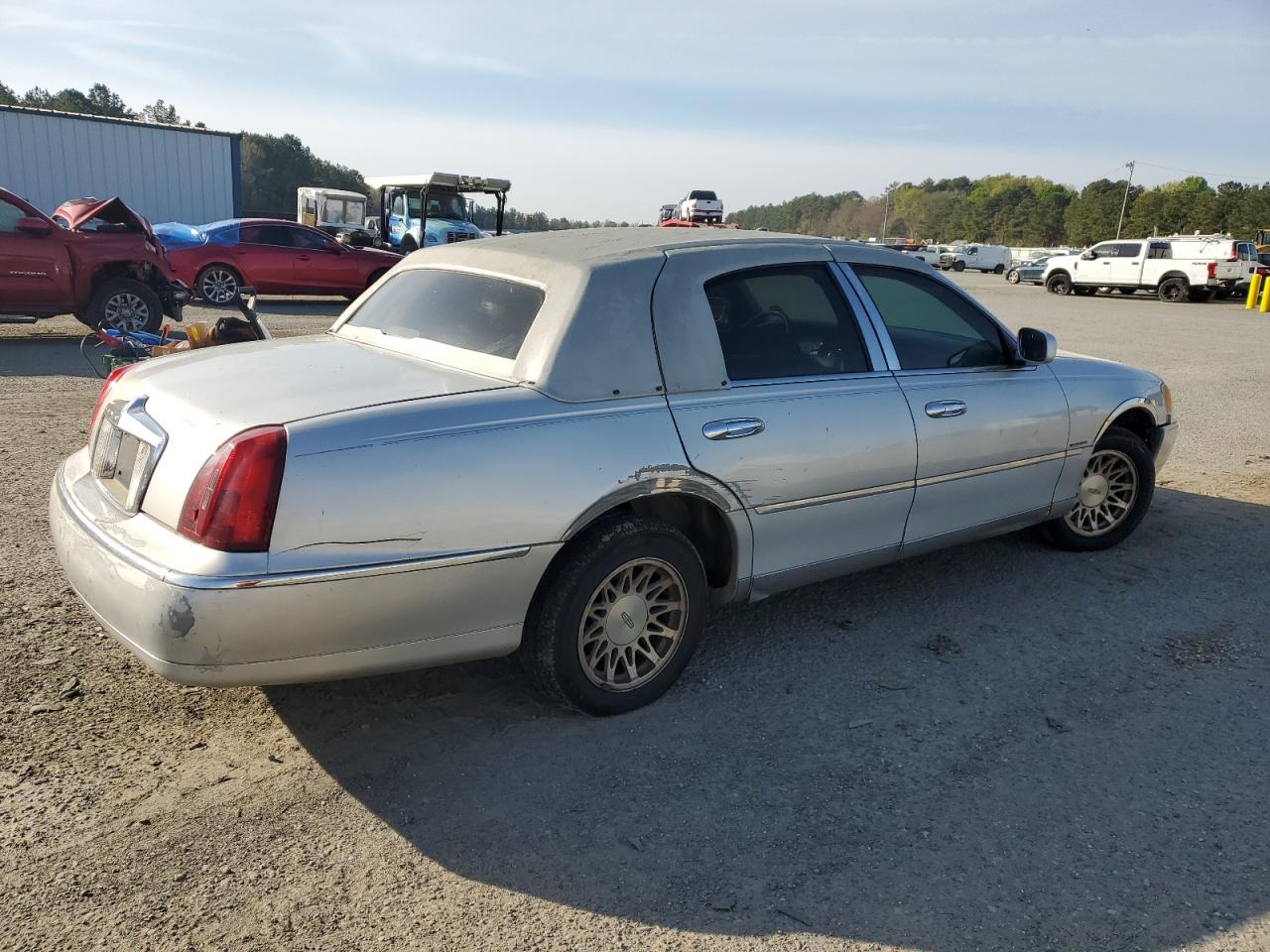 Photo 2 VIN: 1LNHM82W3YY864380 - LINCOLN TOWN CAR 