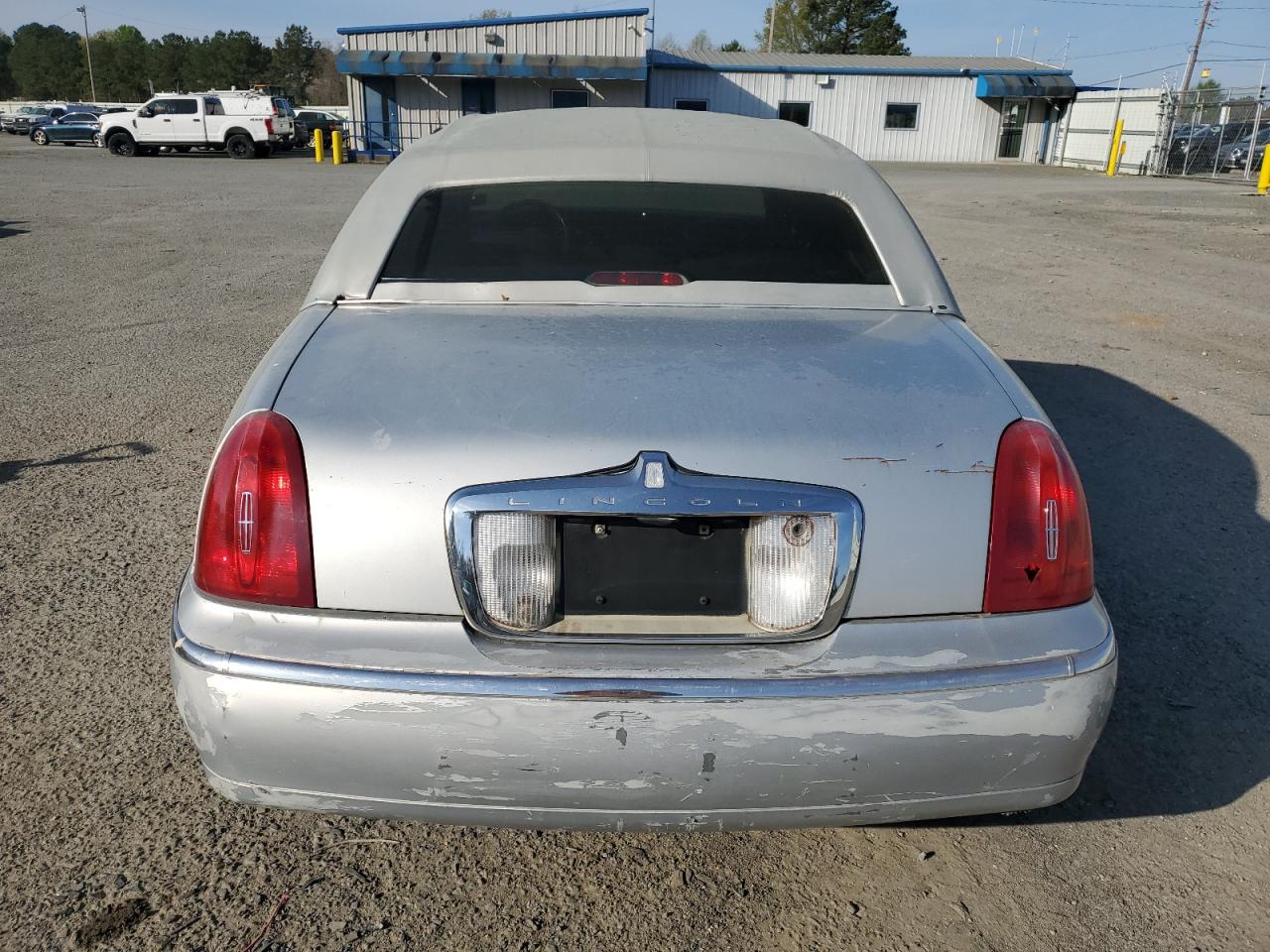 Photo 5 VIN: 1LNHM82W3YY864380 - LINCOLN TOWN CAR 