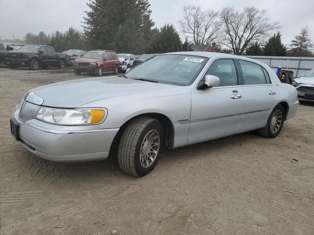 Photo 0 VIN: 1LNHM82W3YY940051 - LINCOLN TOWNCAR 