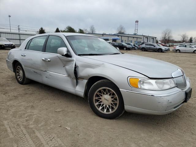 Photo 3 VIN: 1LNHM82W3YY940051 - LINCOLN TOWNCAR 