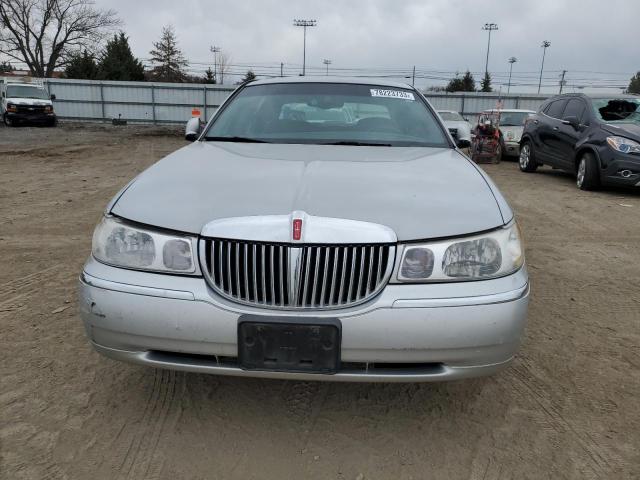 Photo 4 VIN: 1LNHM82W3YY940051 - LINCOLN TOWNCAR 