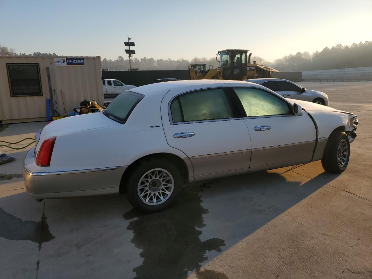 Photo 2 VIN: 1LNHM82W41Y660838 - LINCOLN TOWN CAR 