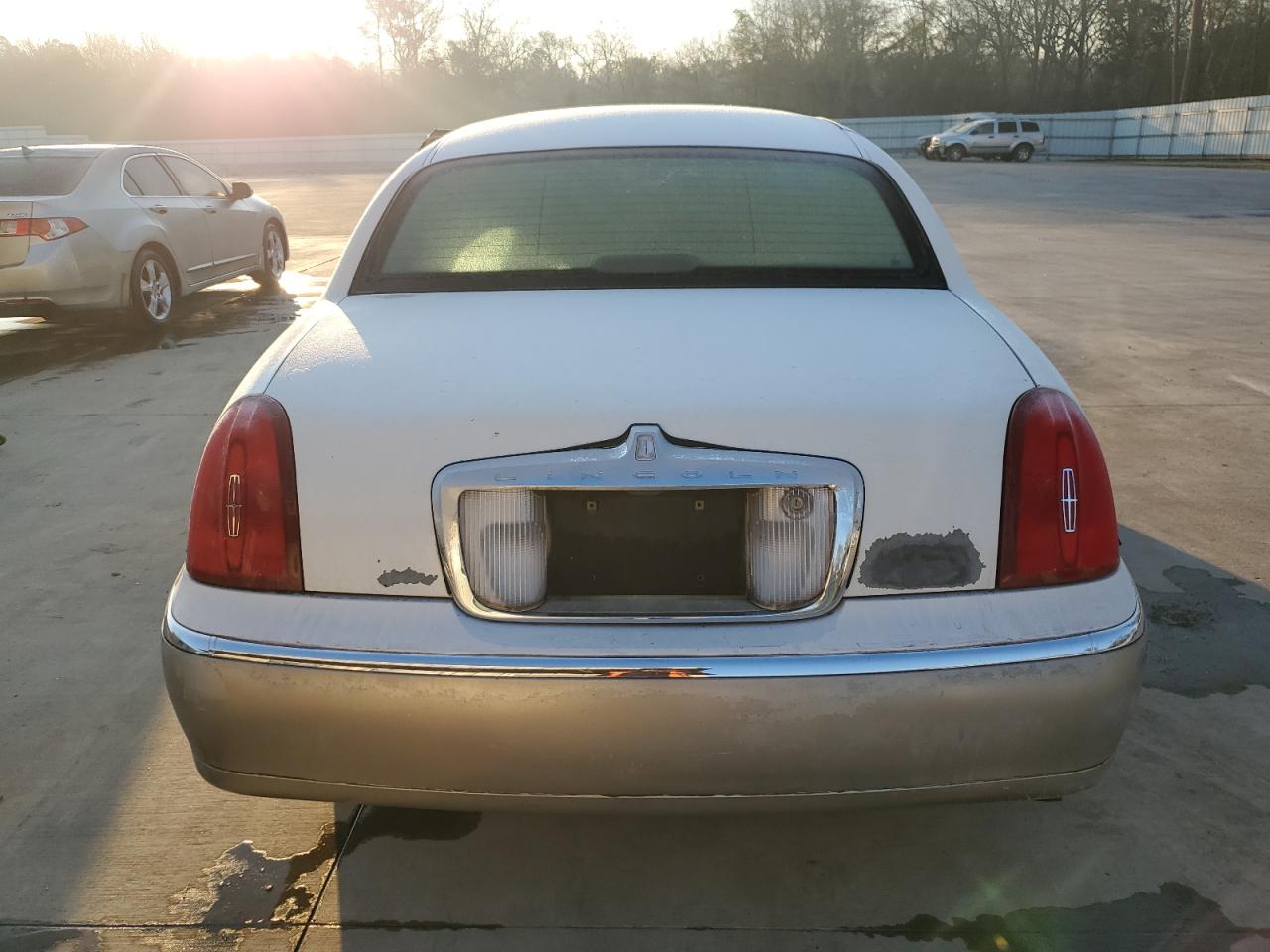 Photo 5 VIN: 1LNHM82W41Y660838 - LINCOLN TOWN CAR 