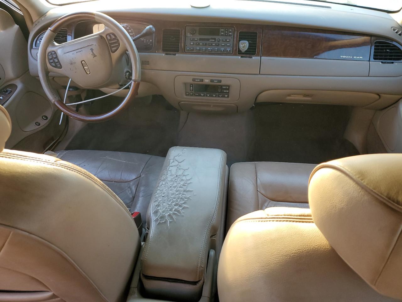 Photo 7 VIN: 1LNHM82W41Y660838 - LINCOLN TOWN CAR 