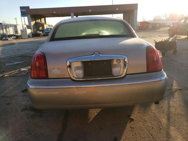 Photo 5 VIN: 1LNHM82W42Y610653 - LINCOLN TOWNCAR 