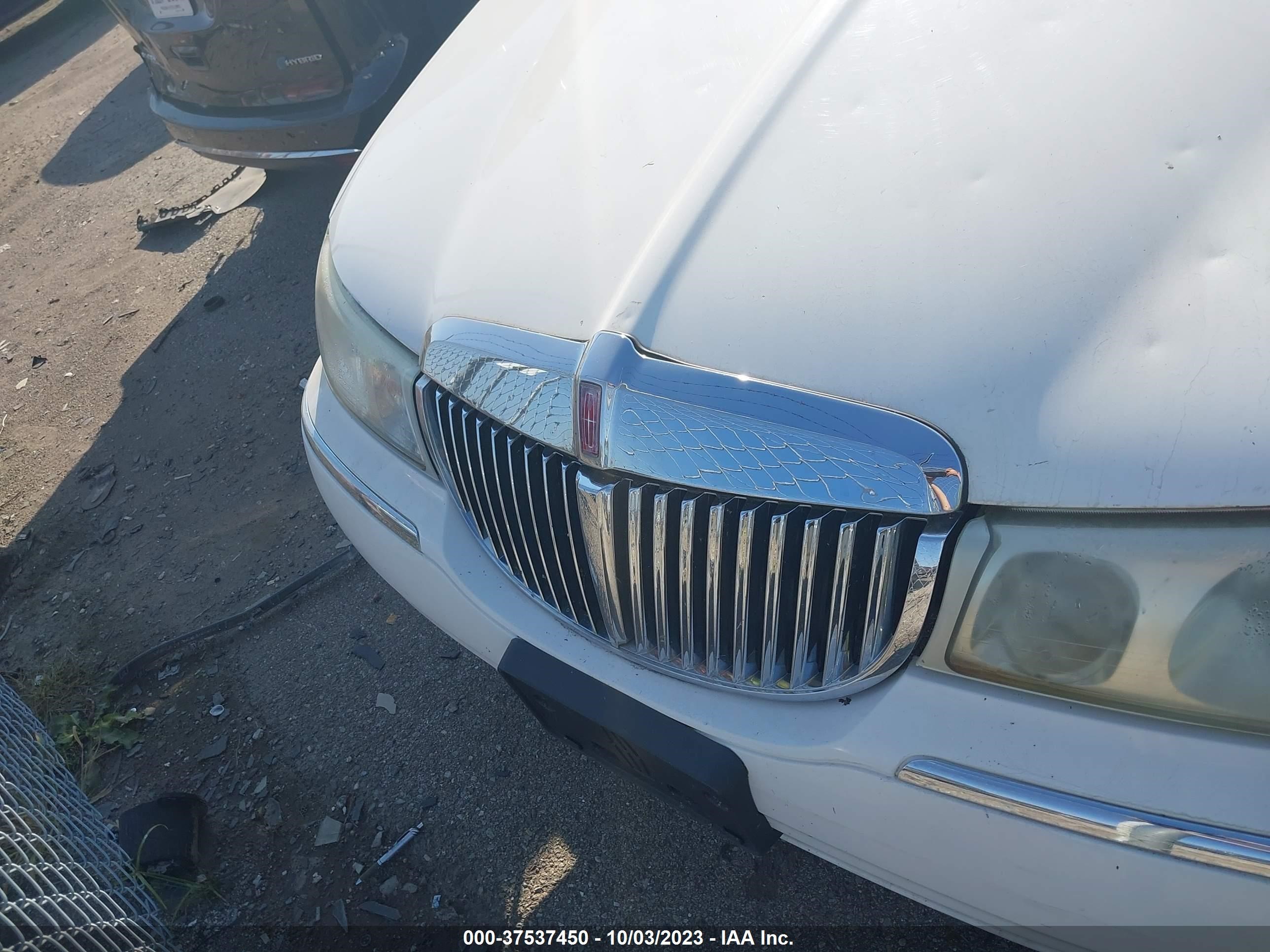 Photo 11 VIN: 1LNHM82W42Y645970 - LINCOLN TOWN CAR 