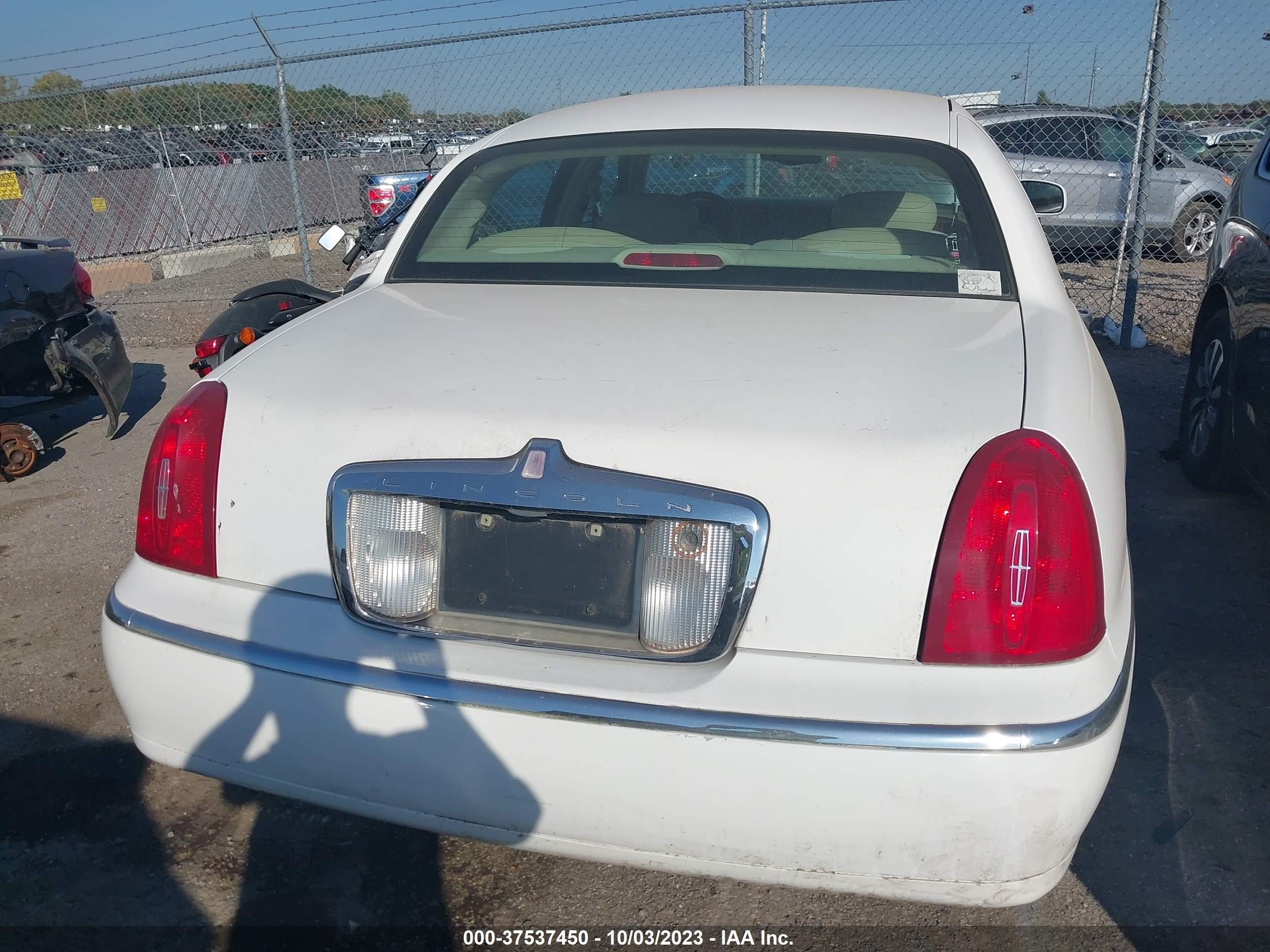 Photo 15 VIN: 1LNHM82W42Y645970 - LINCOLN TOWN CAR 