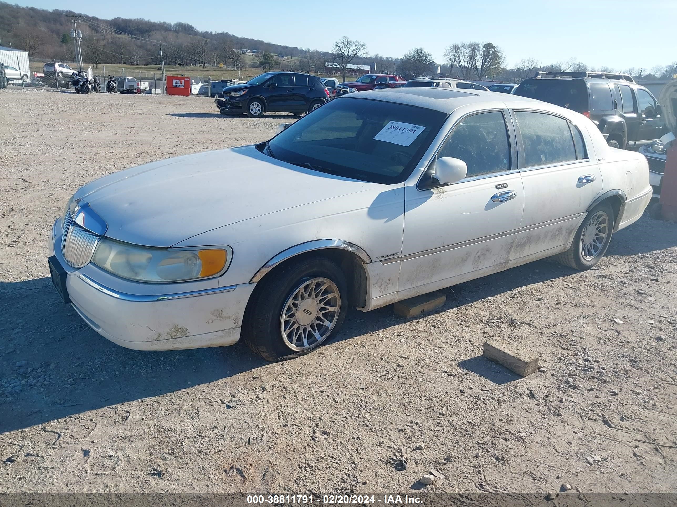 Photo 1 VIN: 1LNHM82W42Y665622 - LINCOLN TOWN CAR 