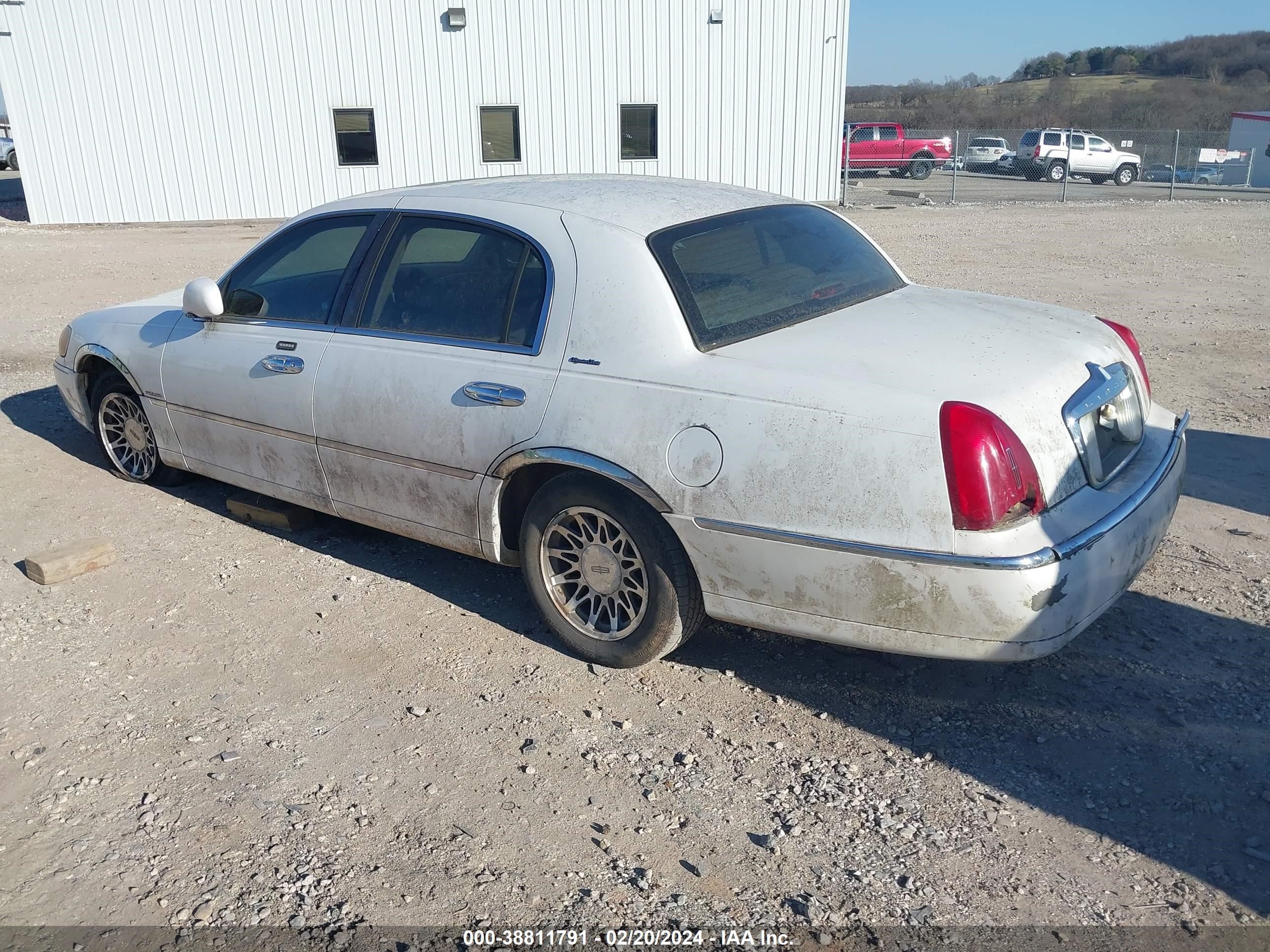 Photo 2 VIN: 1LNHM82W42Y665622 - LINCOLN TOWN CAR 