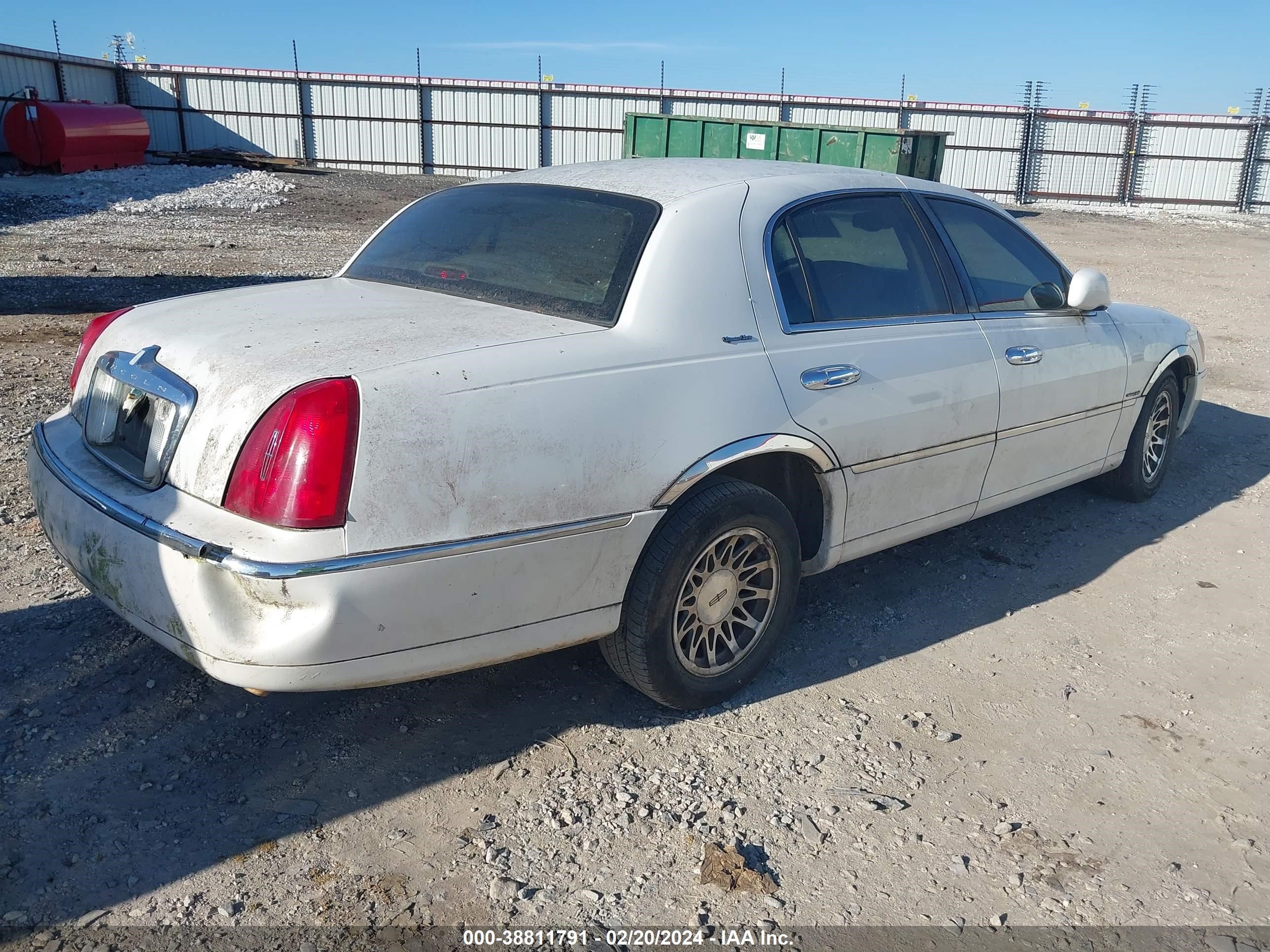 Photo 3 VIN: 1LNHM82W42Y665622 - LINCOLN TOWN CAR 