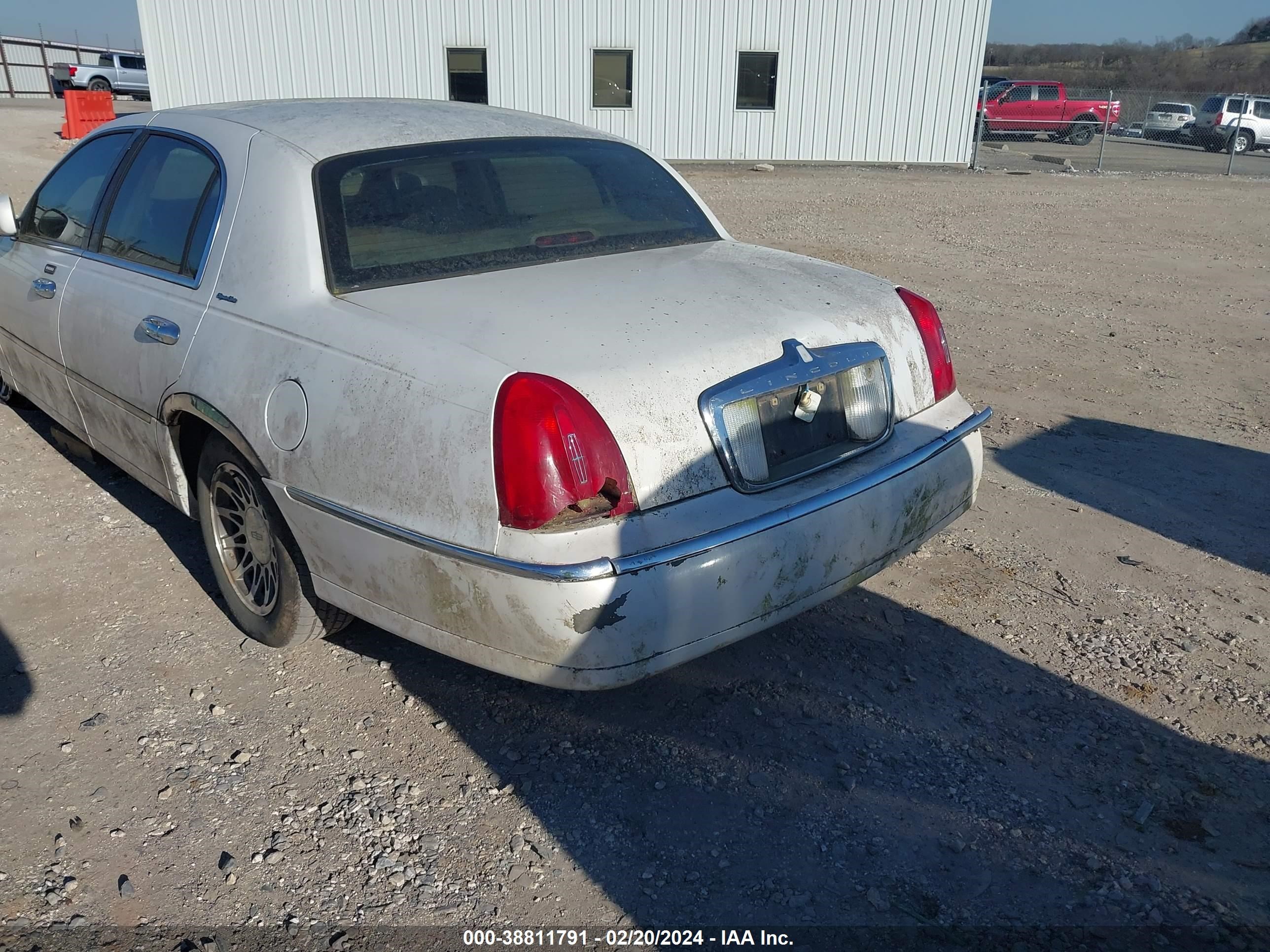 Photo 5 VIN: 1LNHM82W42Y665622 - LINCOLN TOWN CAR 