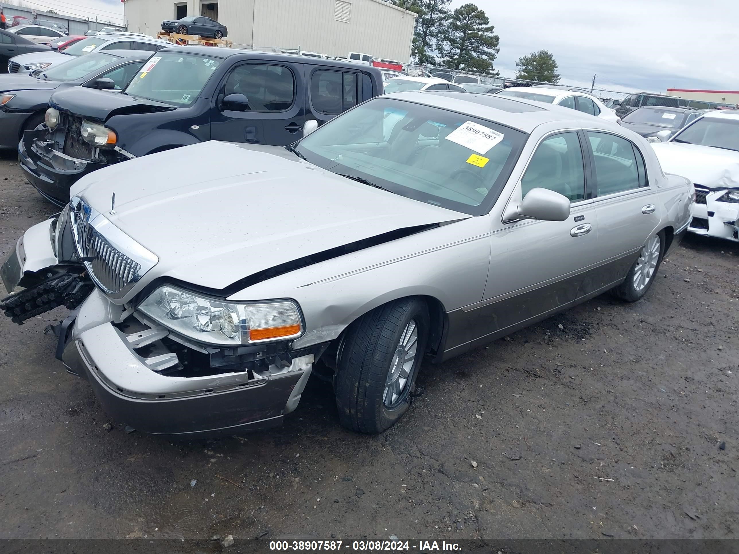 Photo 1 VIN: 1LNHM82W43Y623923 - LINCOLN TOWN CAR 