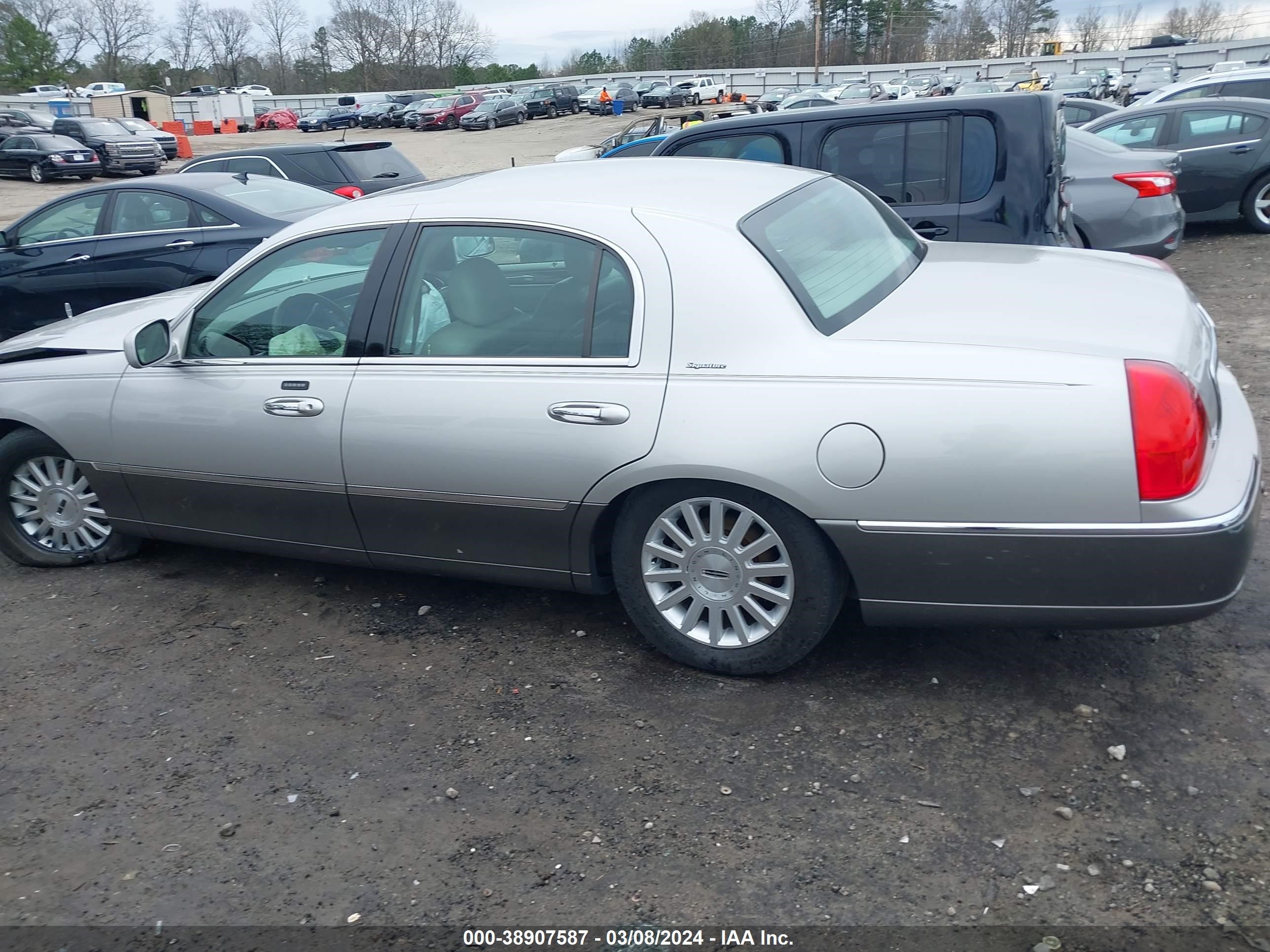 Photo 13 VIN: 1LNHM82W43Y623923 - LINCOLN TOWN CAR 