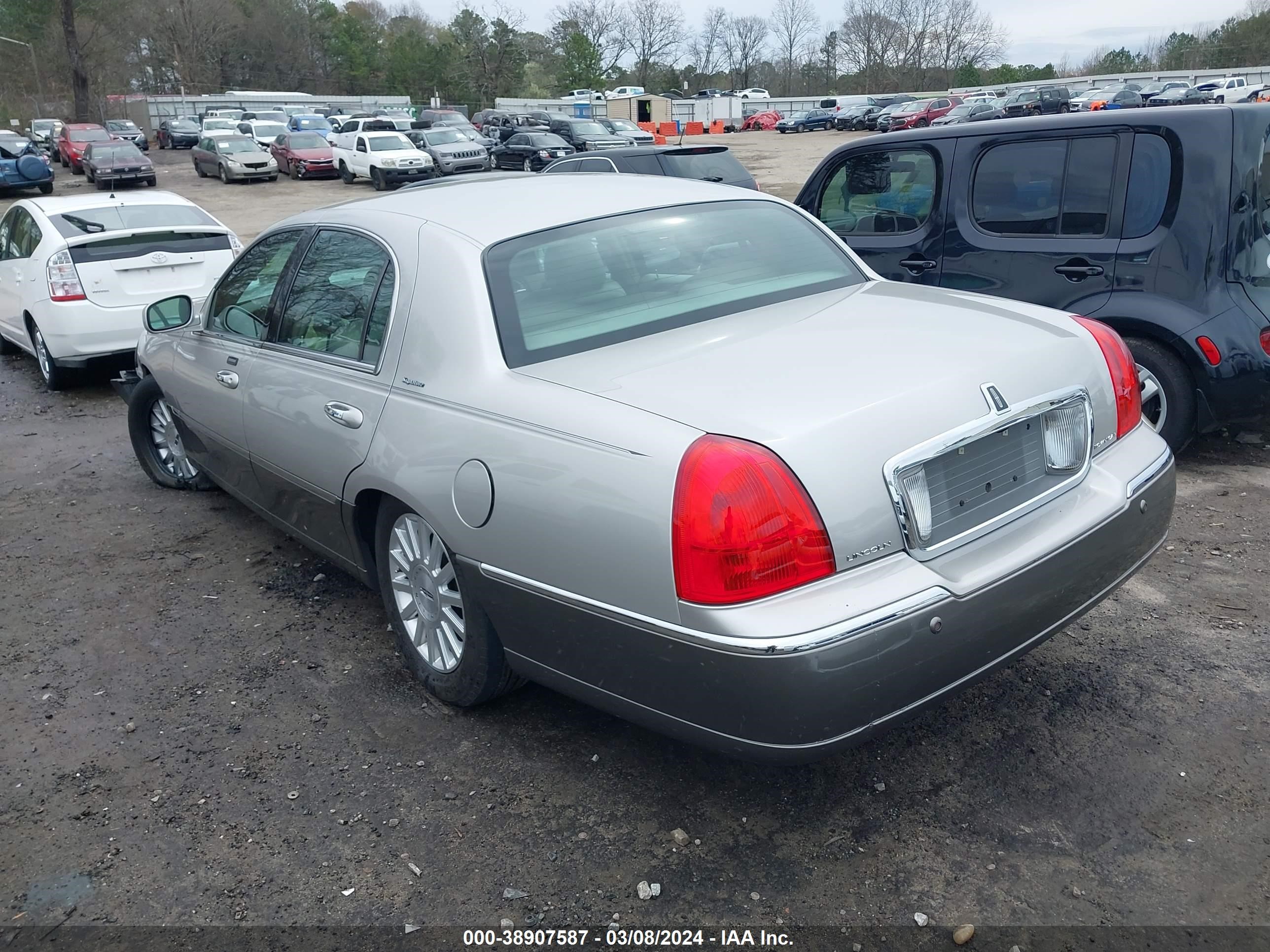 Photo 2 VIN: 1LNHM82W43Y623923 - LINCOLN TOWN CAR 