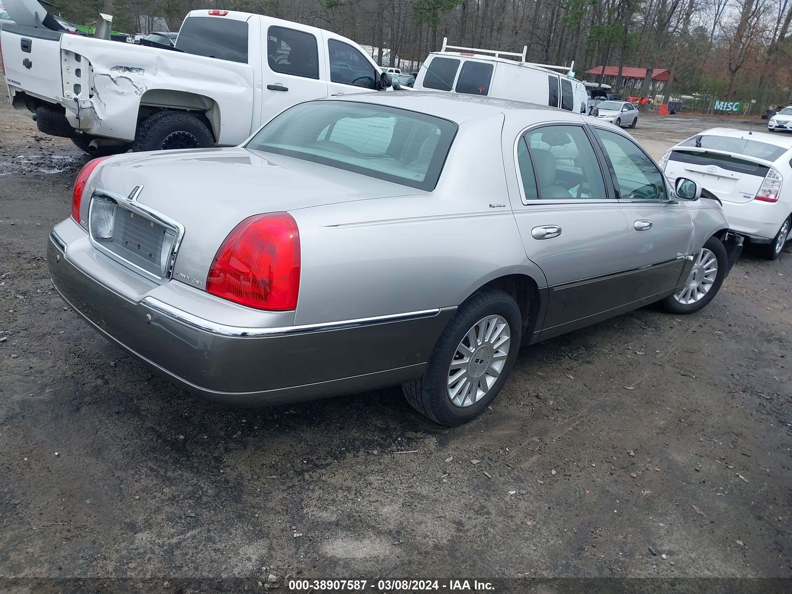 Photo 3 VIN: 1LNHM82W43Y623923 - LINCOLN TOWN CAR 