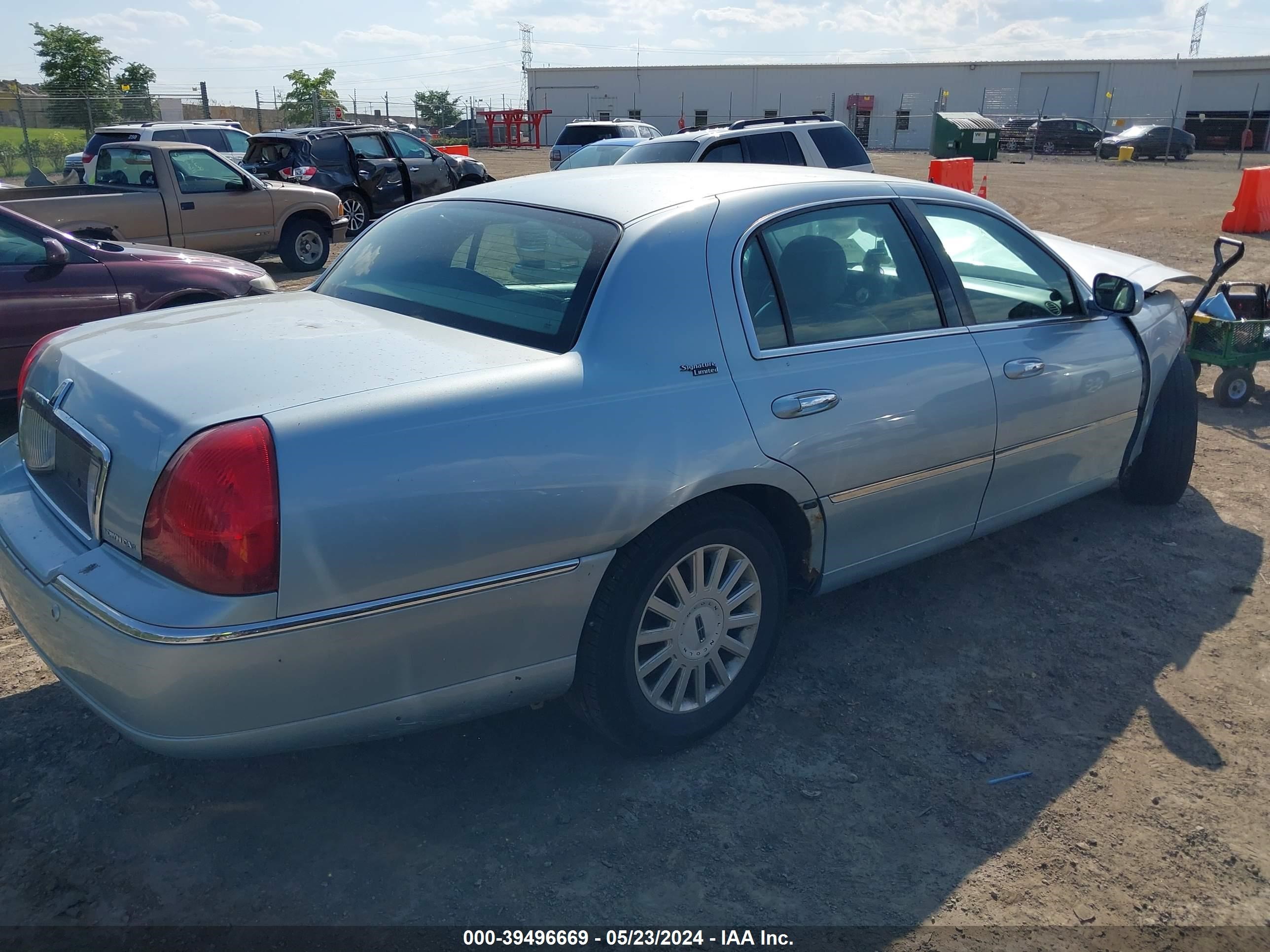 Photo 3 VIN: 1LNHM82W45Y625125 - LINCOLN TOWN CAR 