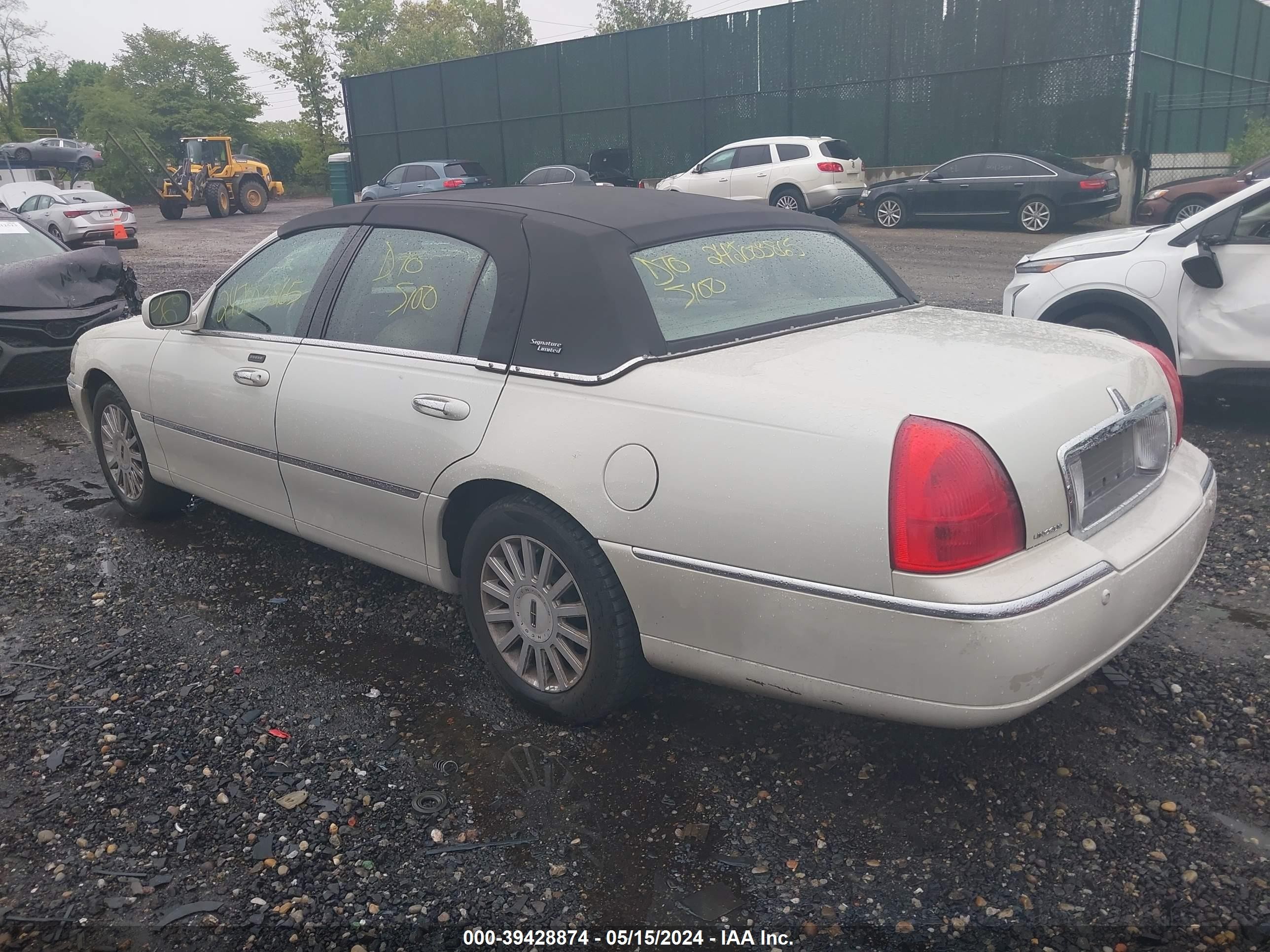 Photo 2 VIN: 1LNHM82W45Y649344 - LINCOLN TOWN CAR 