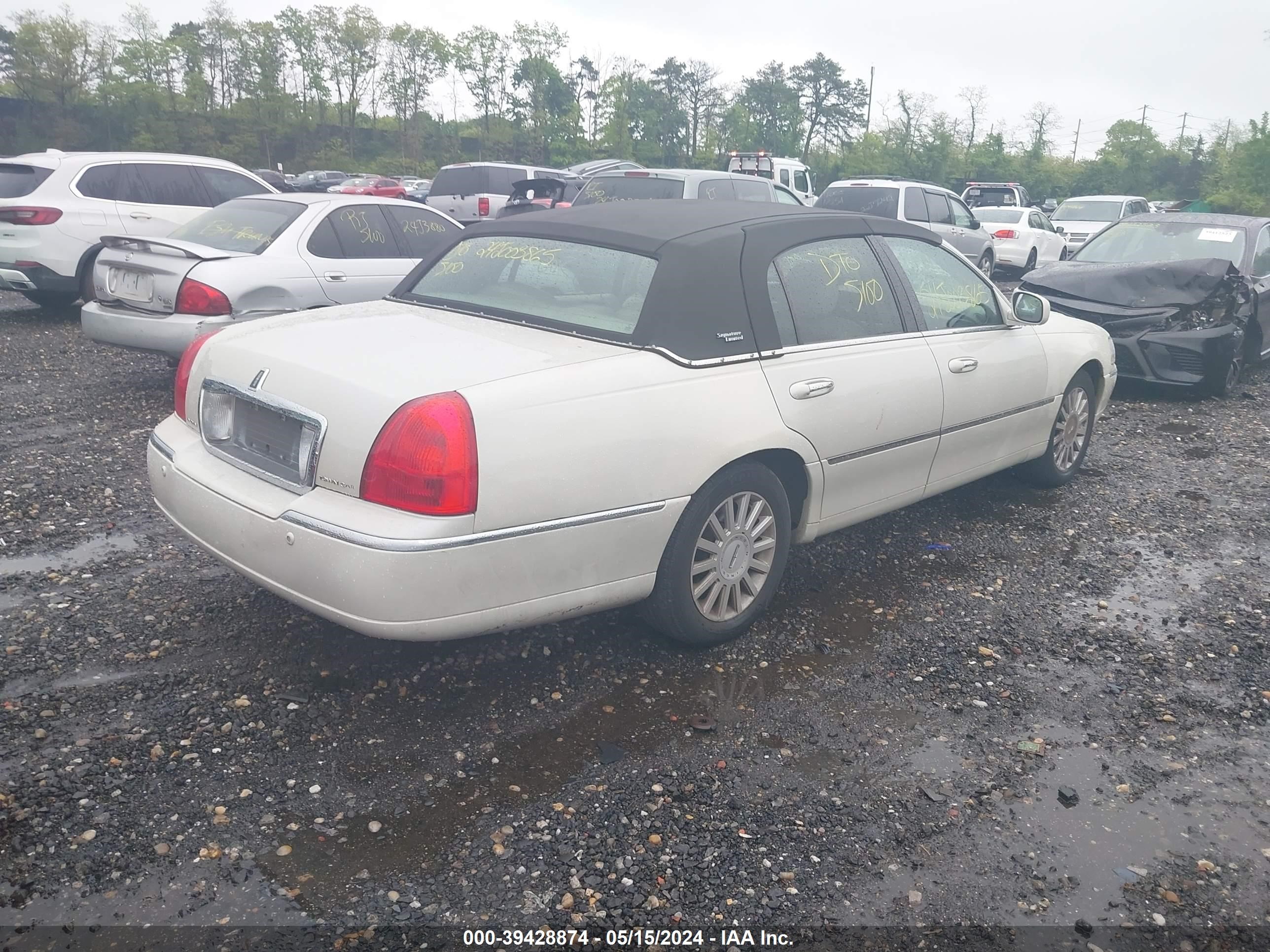 Photo 3 VIN: 1LNHM82W45Y649344 - LINCOLN TOWN CAR 