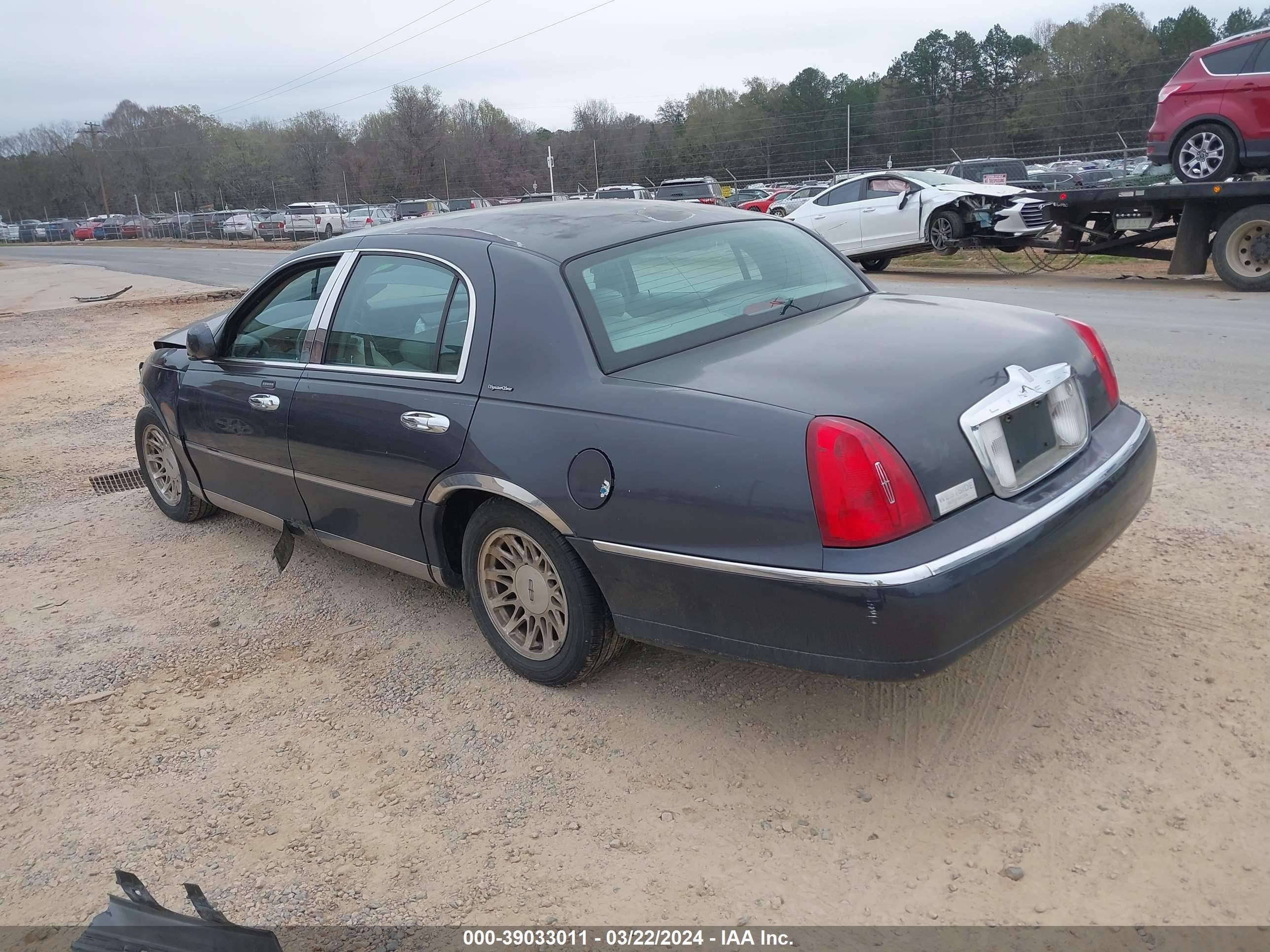 Photo 2 VIN: 1LNHM82W4XY699521 - LINCOLN TOWN CAR 