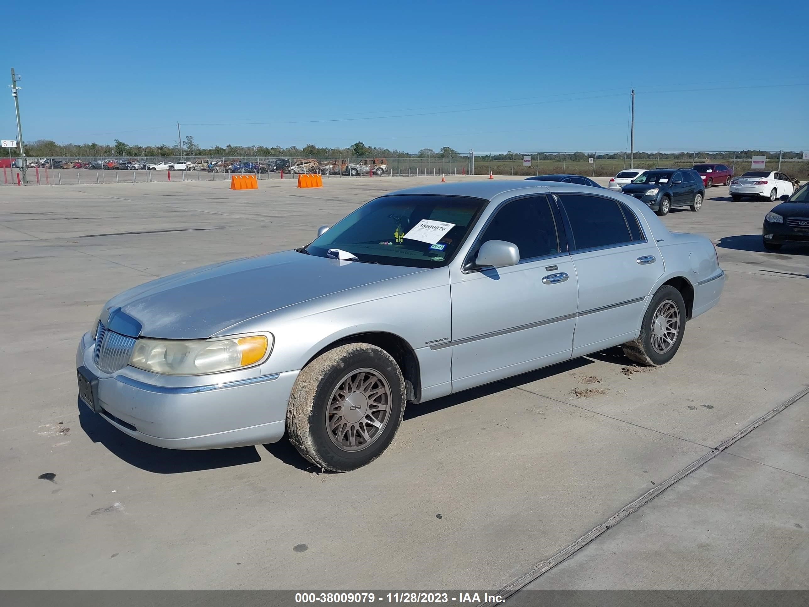 Photo 1 VIN: 1LNHM82W4YY836703 - LINCOLN TOWN CAR 