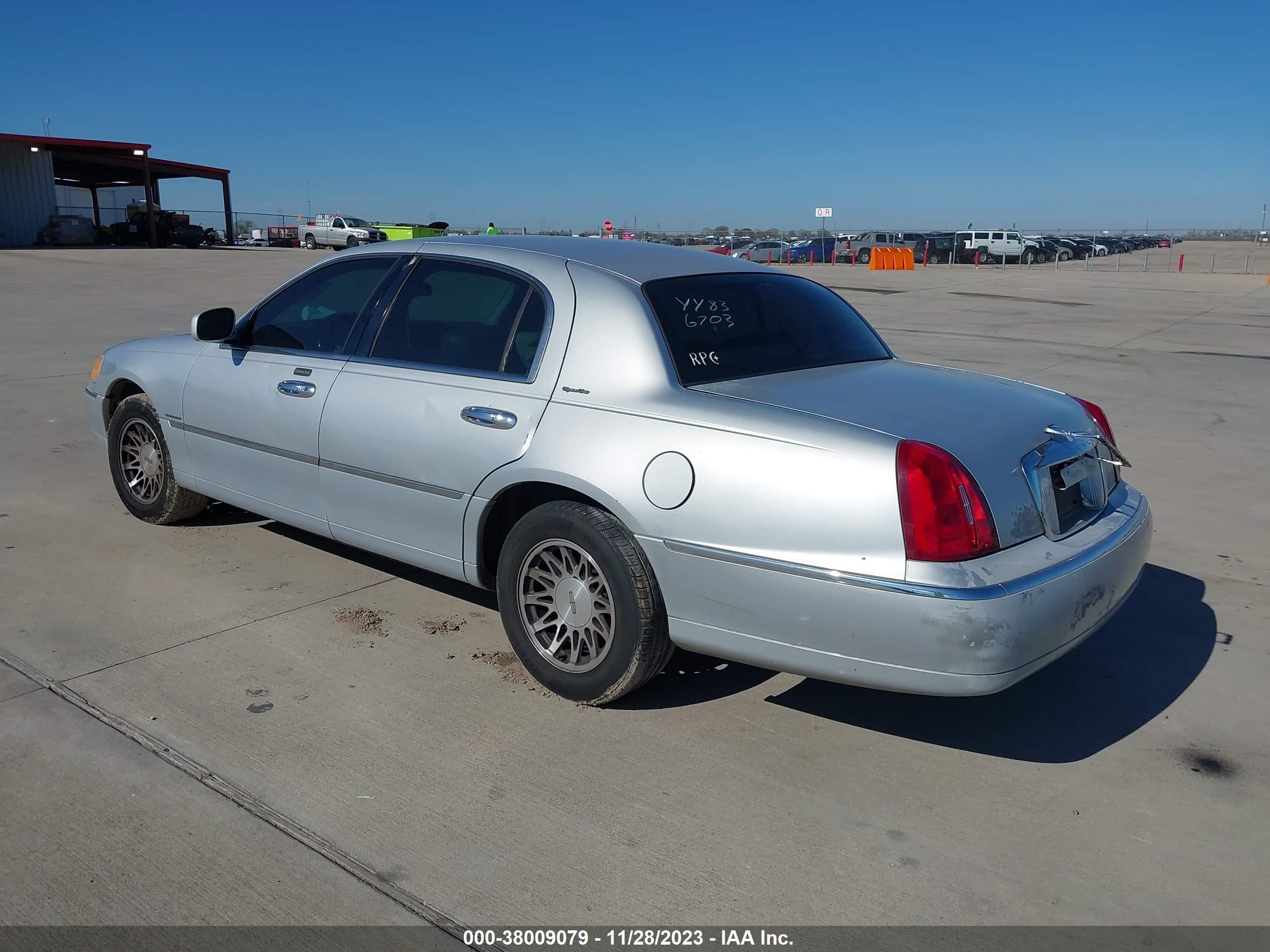 Photo 2 VIN: 1LNHM82W4YY836703 - LINCOLN TOWN CAR 