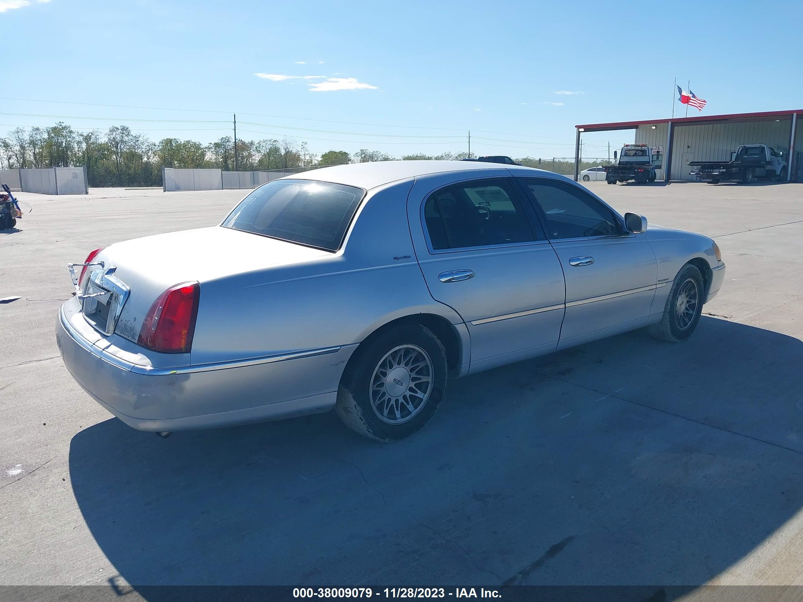 Photo 3 VIN: 1LNHM82W4YY836703 - LINCOLN TOWN CAR 