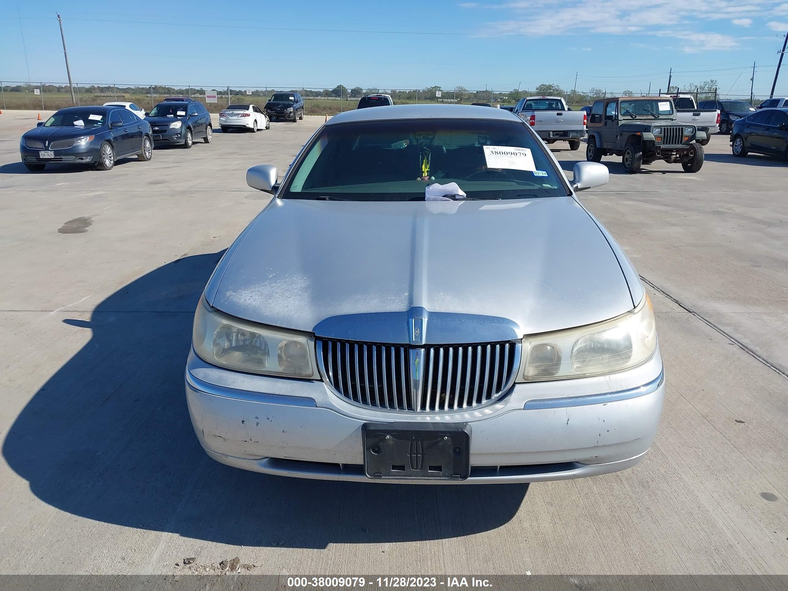 Photo 5 VIN: 1LNHM82W4YY836703 - LINCOLN TOWN CAR 