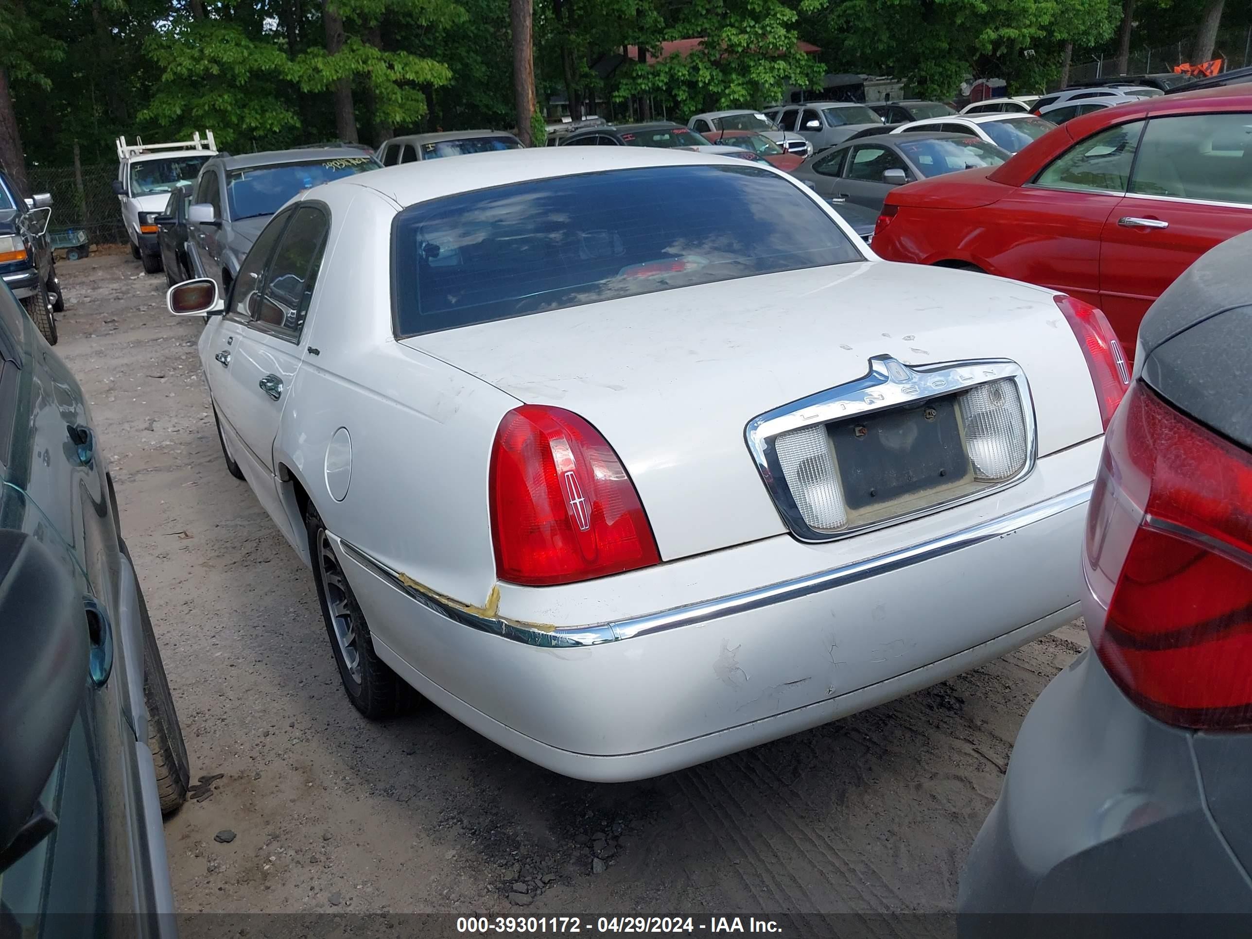 Photo 2 VIN: 1LNHM82W51Y705978 - LINCOLN TOWN CAR 