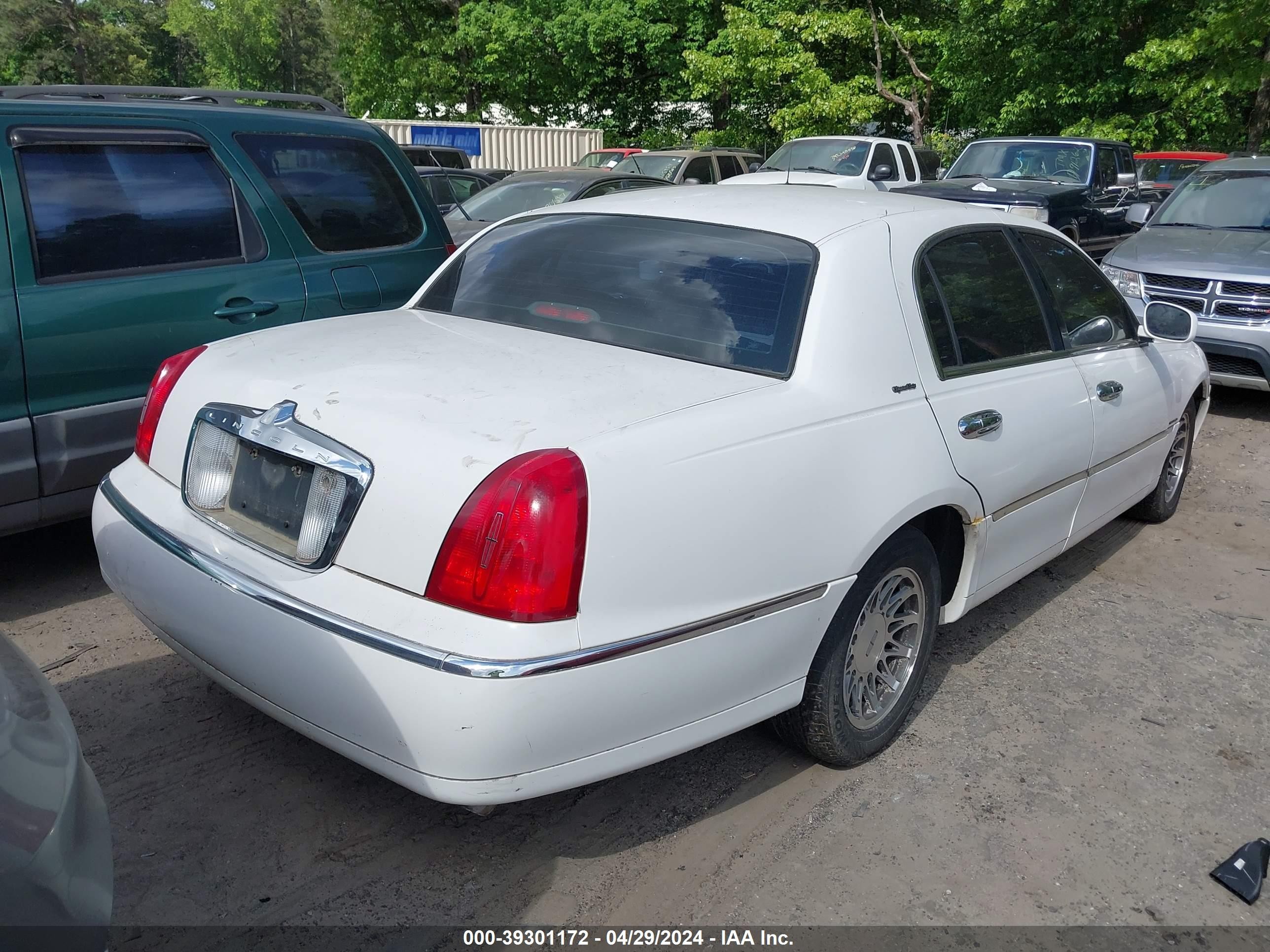 Photo 3 VIN: 1LNHM82W51Y705978 - LINCOLN TOWN CAR 