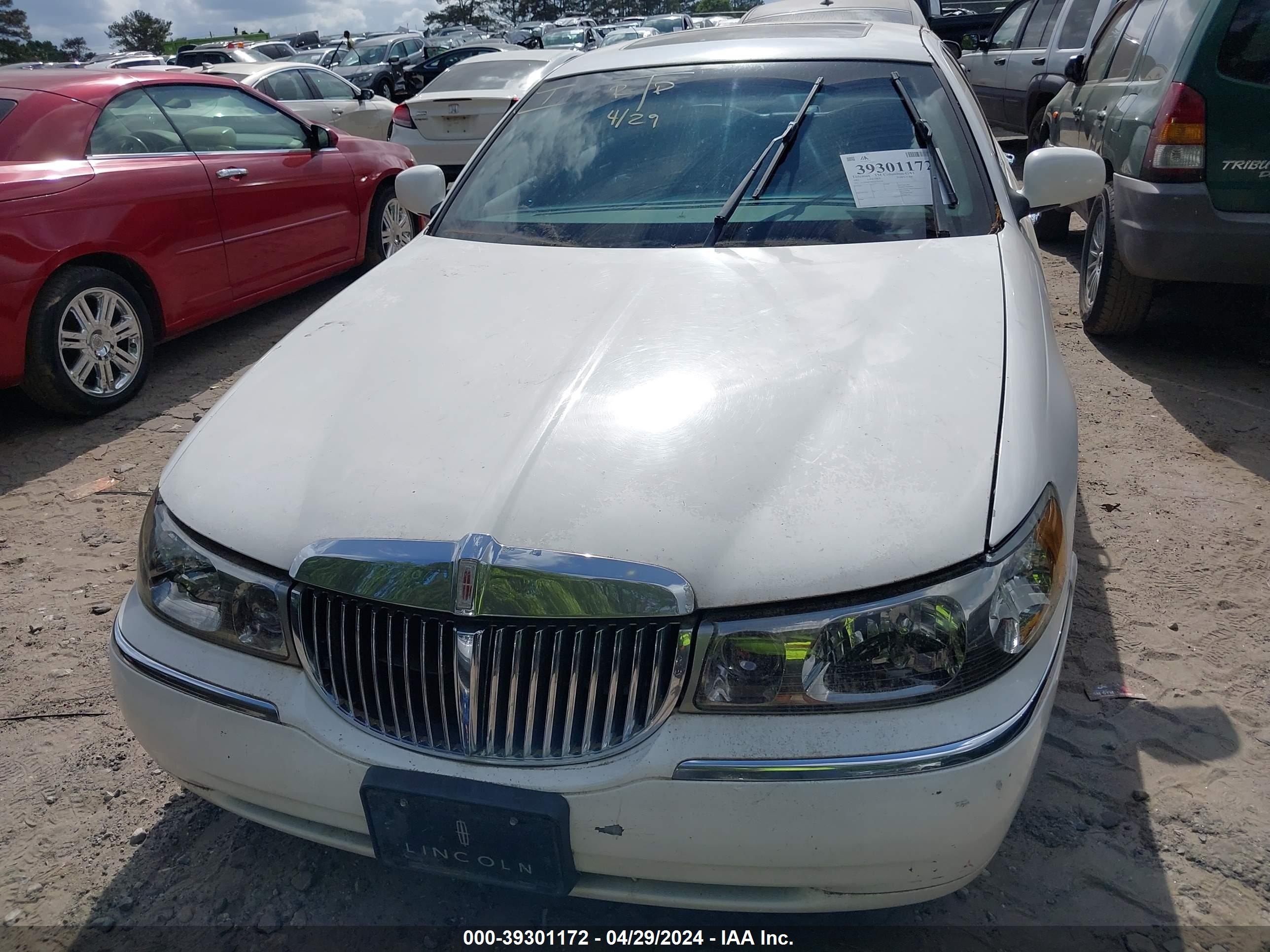 Photo 5 VIN: 1LNHM82W51Y705978 - LINCOLN TOWN CAR 