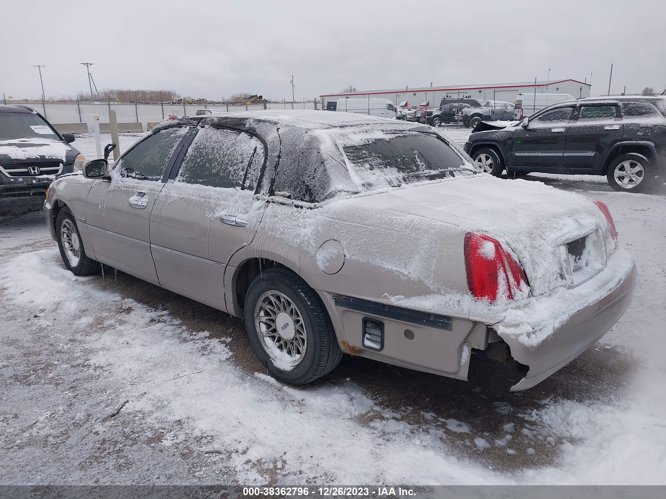 Photo 2 VIN: 1LNHM82W52Y652944 - LINCOLN TOWN CAR 