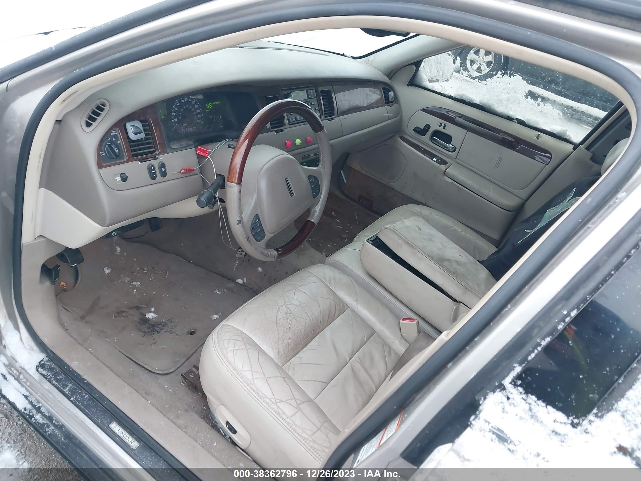 Photo 4 VIN: 1LNHM82W52Y652944 - LINCOLN TOWN CAR 