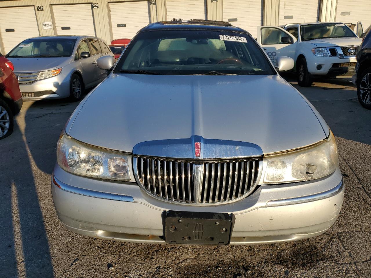 Photo 4 VIN: 1LNHM82W52Y658338 - LINCOLN TOWN CAR 