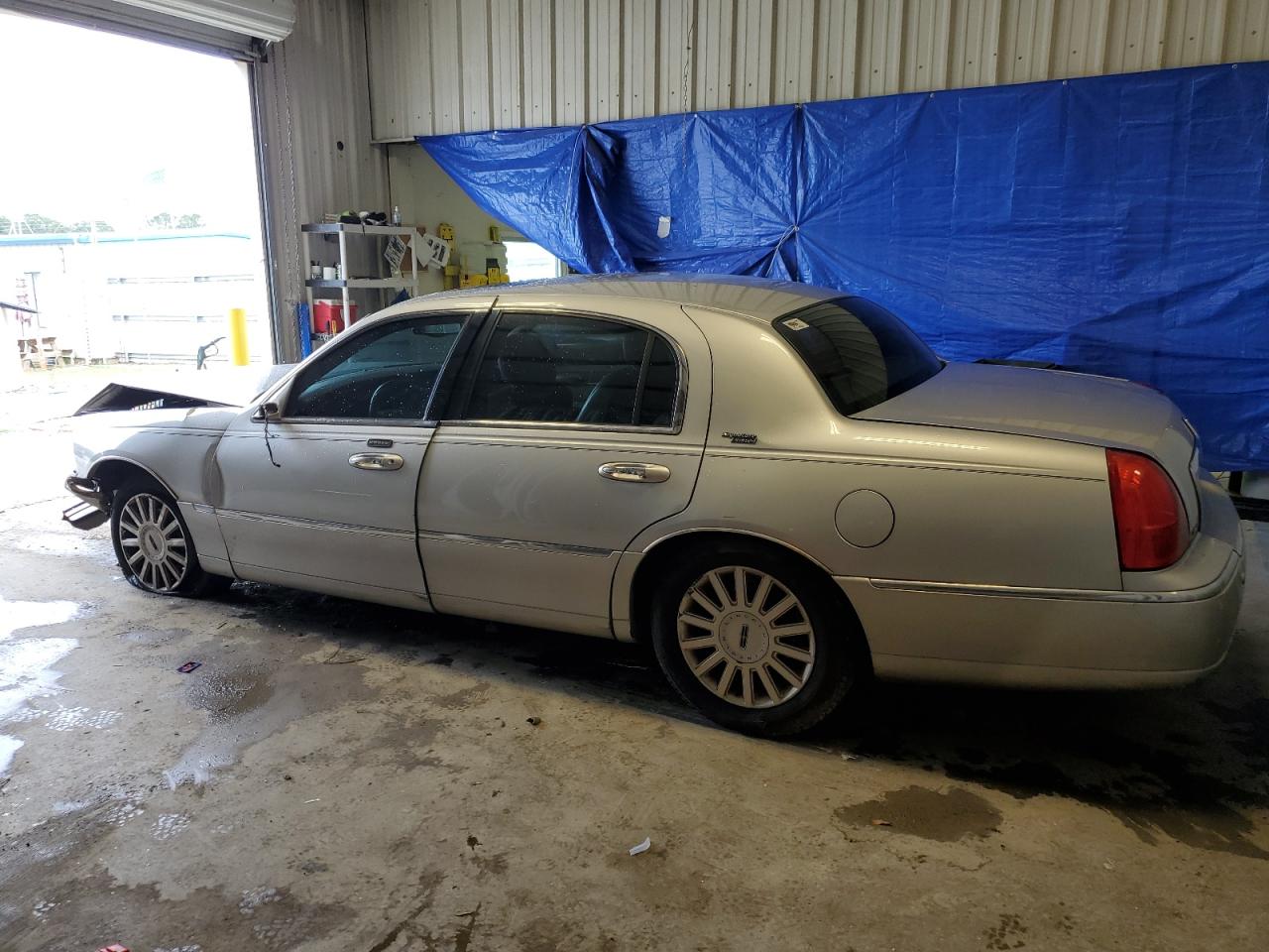 Photo 1 VIN: 1LNHM82W55Y616899 - LINCOLN TOWN CAR 