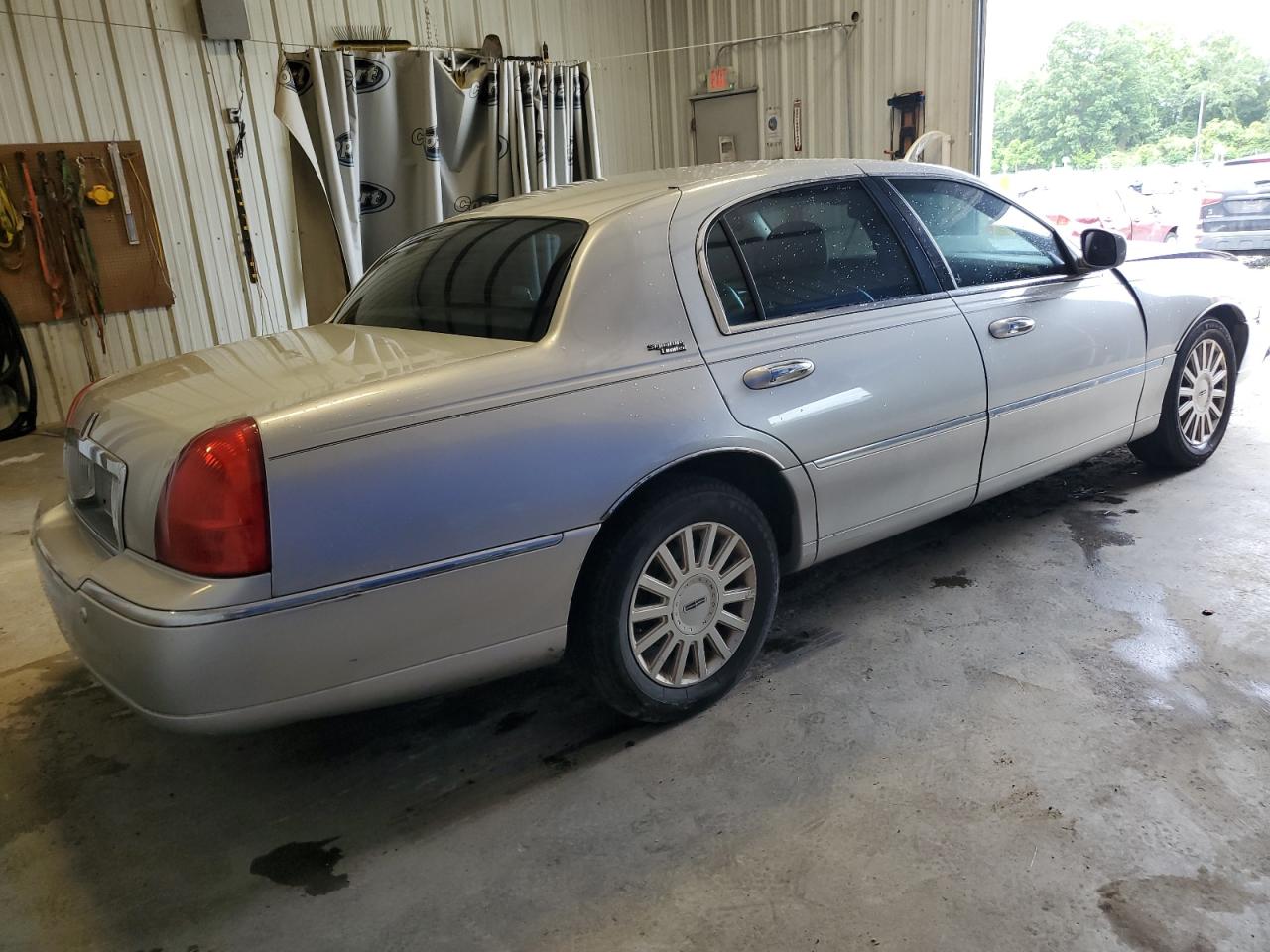 Photo 2 VIN: 1LNHM82W55Y616899 - LINCOLN TOWN CAR 