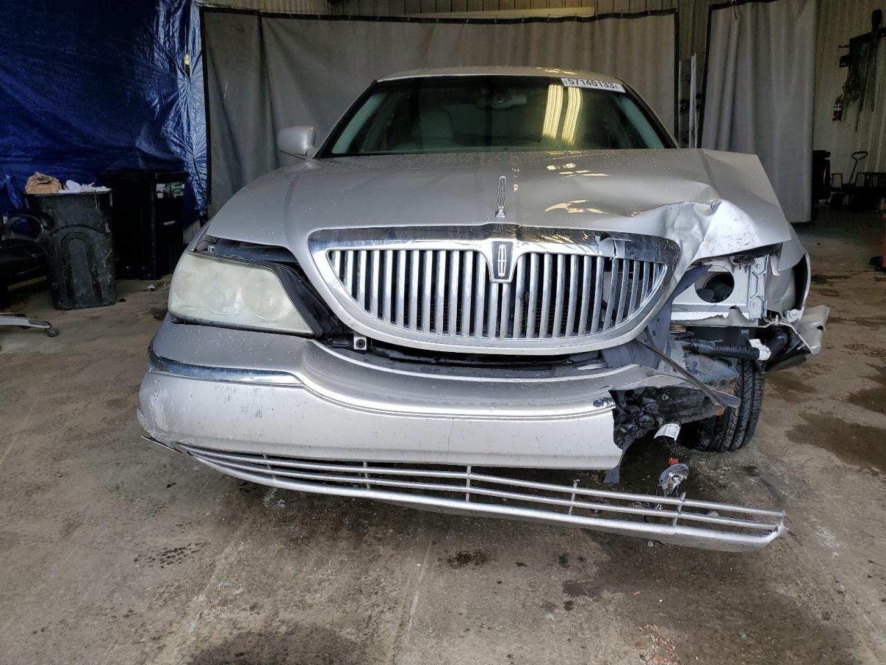 Photo 4 VIN: 1LNHM82W55Y616899 - LINCOLN TOWN CAR 