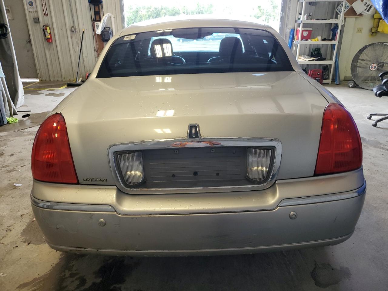 Photo 5 VIN: 1LNHM82W55Y616899 - LINCOLN TOWN CAR 