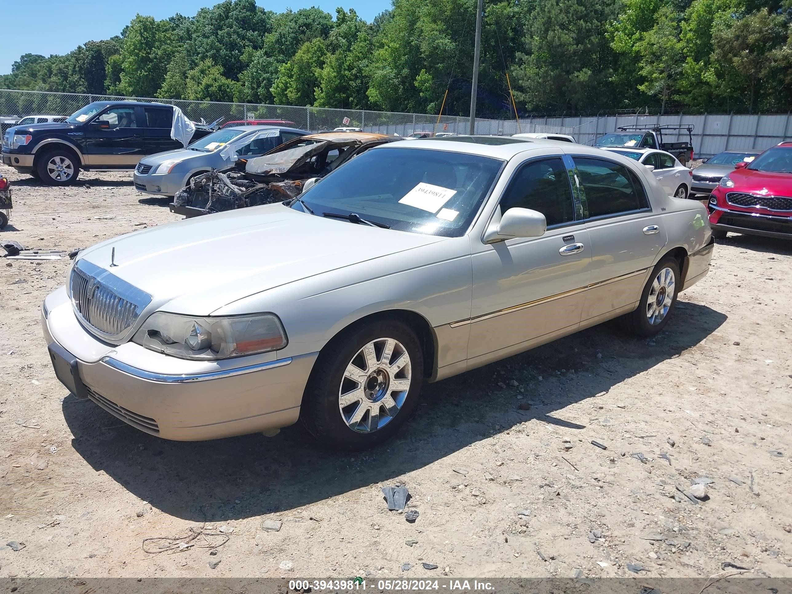 Photo 1 VIN: 1LNHM82W55Y667240 - LINCOLN TOWN CAR 