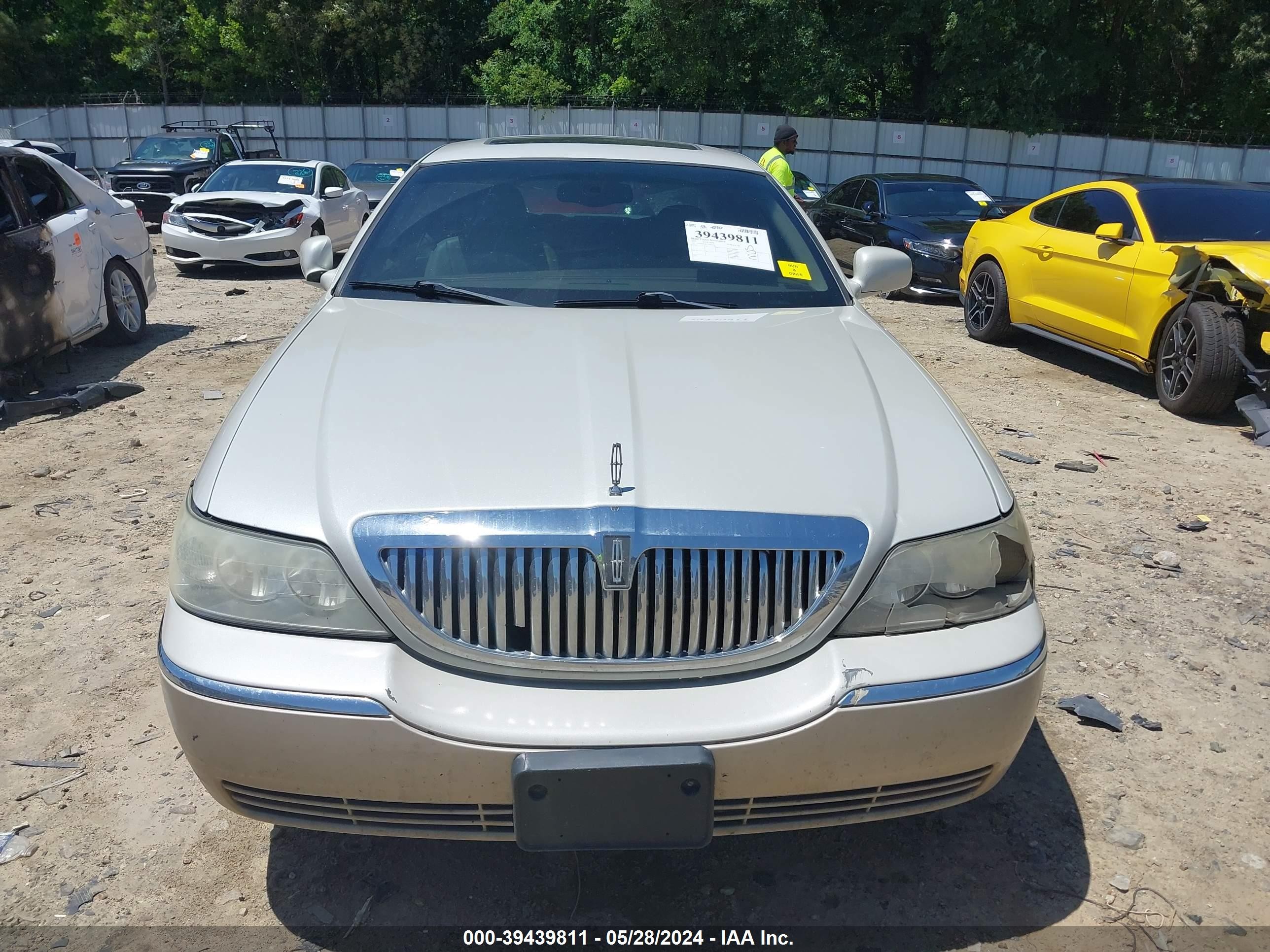 Photo 11 VIN: 1LNHM82W55Y667240 - LINCOLN TOWN CAR 