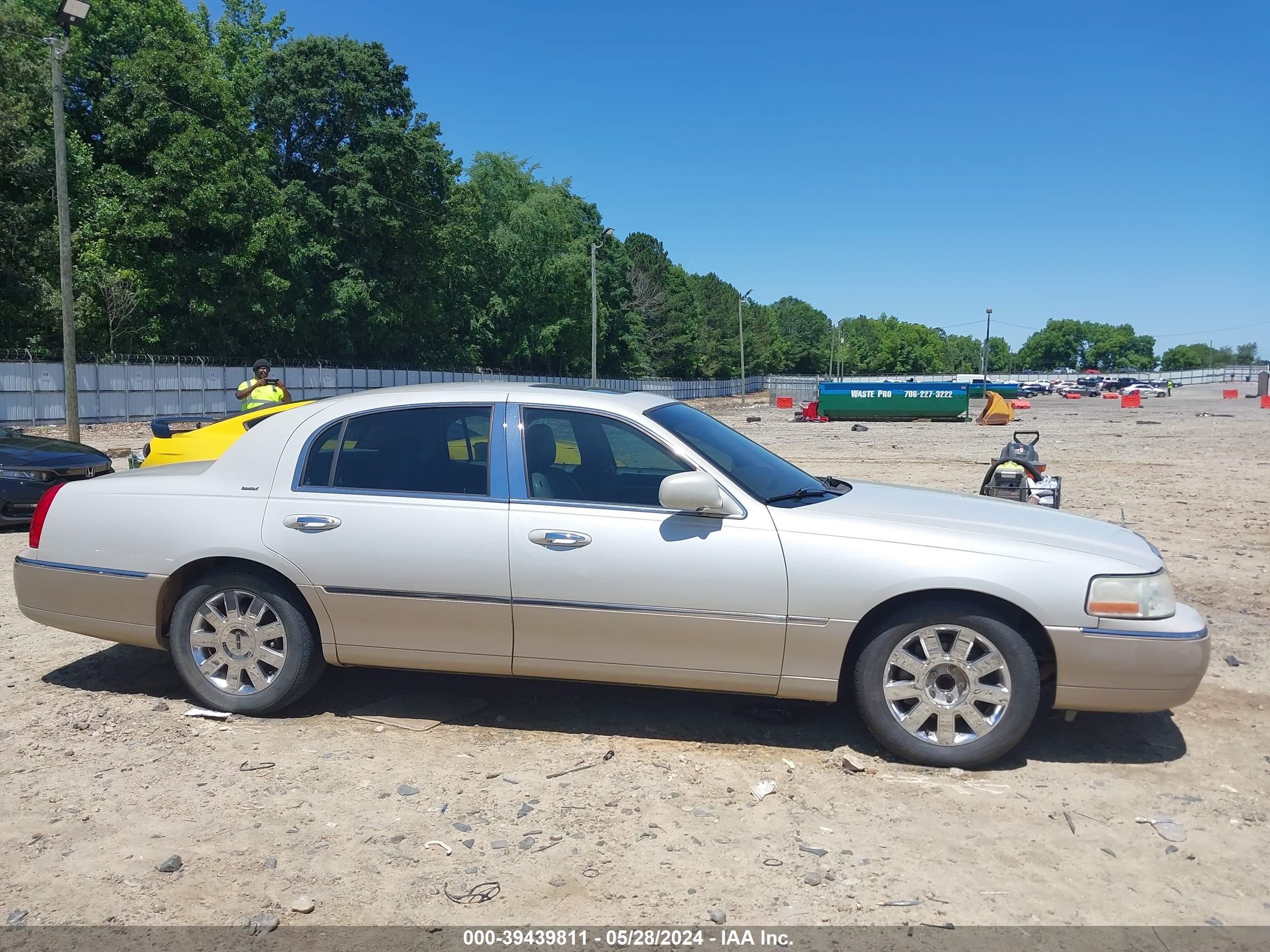 Photo 12 VIN: 1LNHM82W55Y667240 - LINCOLN TOWN CAR 