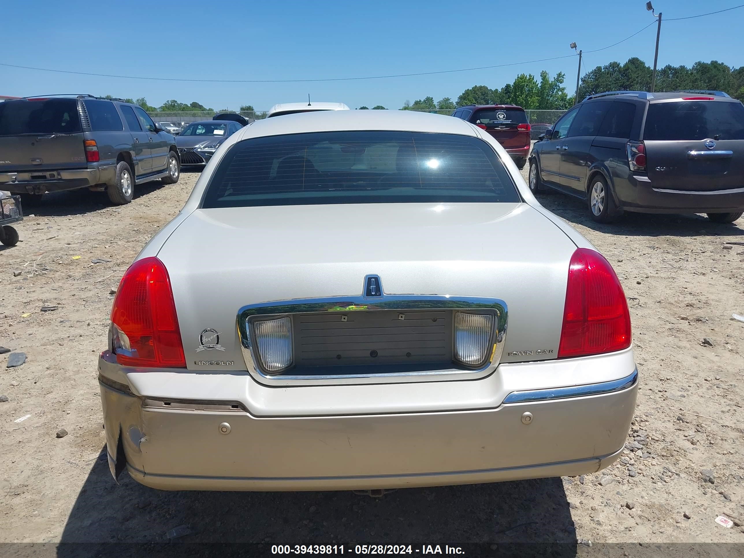 Photo 15 VIN: 1LNHM82W55Y667240 - LINCOLN TOWN CAR 