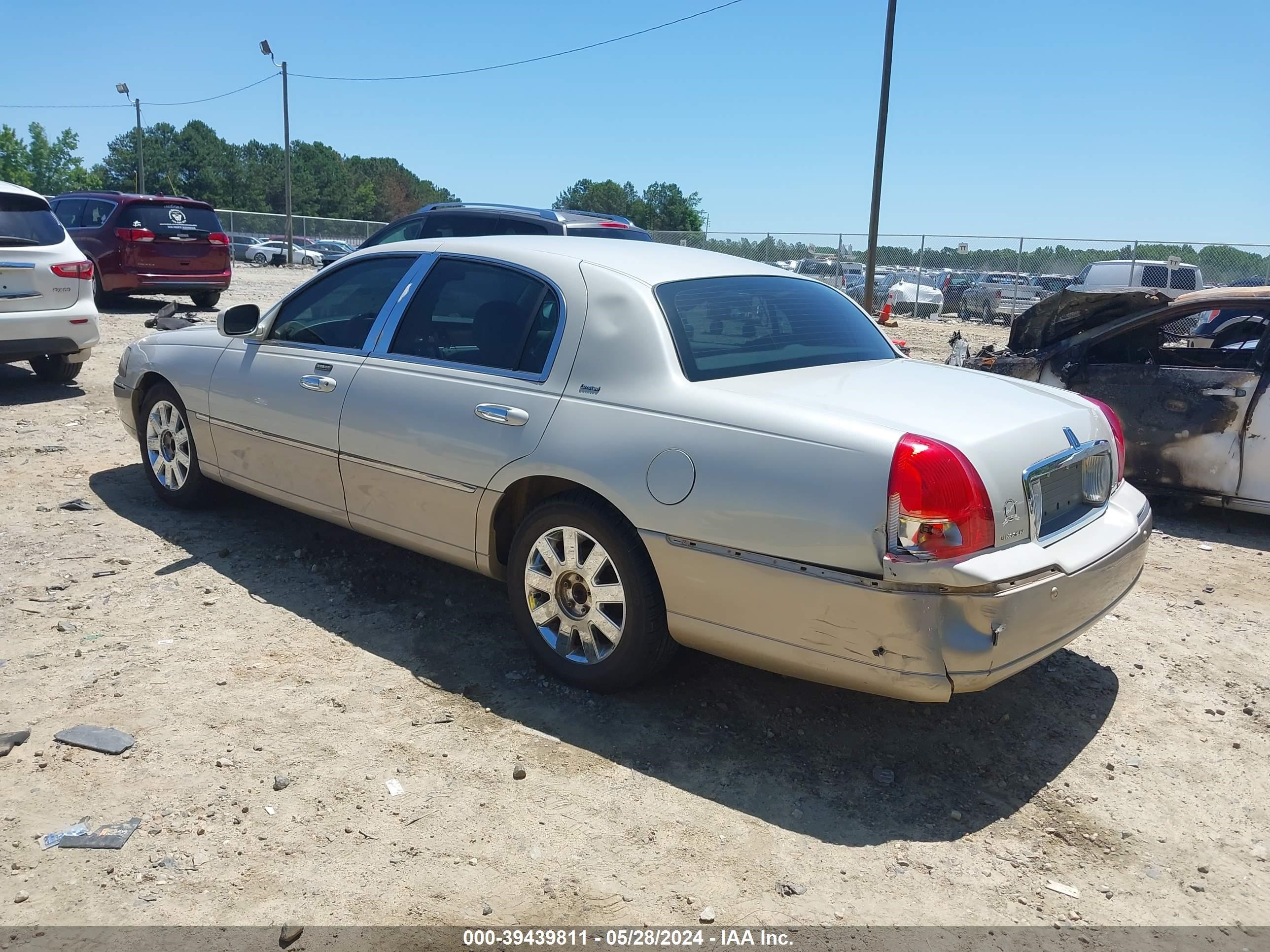 Photo 2 VIN: 1LNHM82W55Y667240 - LINCOLN TOWN CAR 