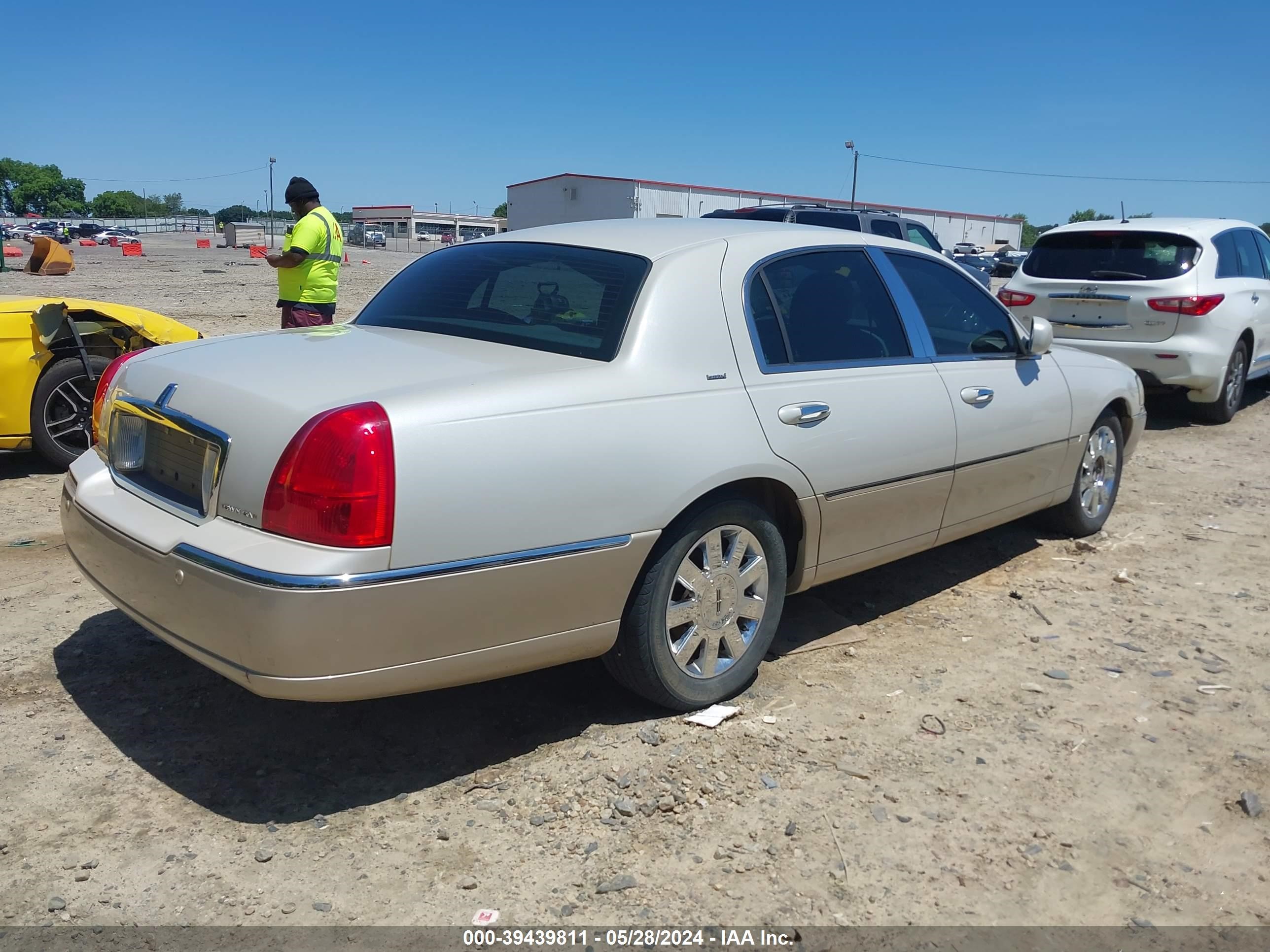 Photo 3 VIN: 1LNHM82W55Y667240 - LINCOLN TOWN CAR 