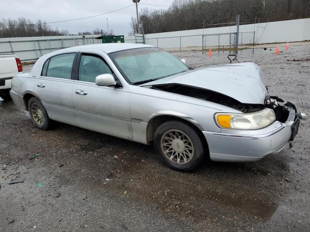 Photo 3 VIN: 1LNHM82W5YY898756 - LINCOLN TOWNCAR 