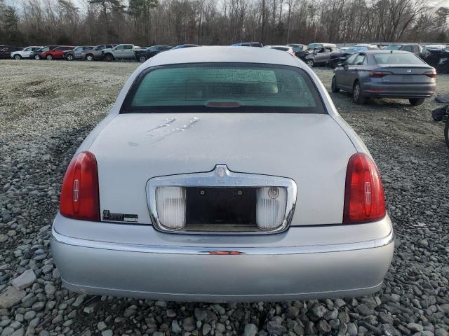 Photo 5 VIN: 1LNHM82W61Y703138 - LINCOLN TOWNCAR 